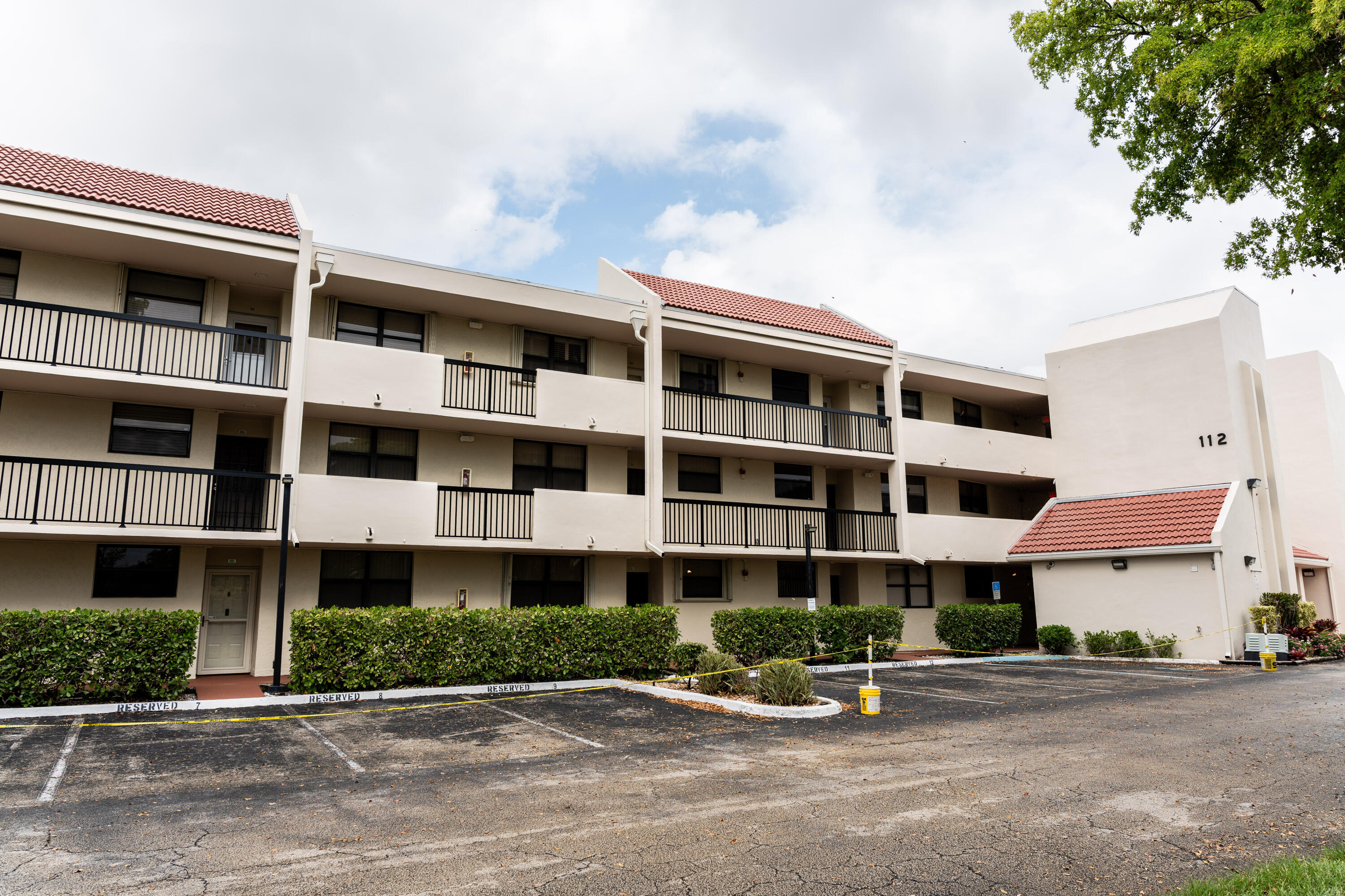 LAKE EMERALD CONDOMINIUM NO - Residential Lease