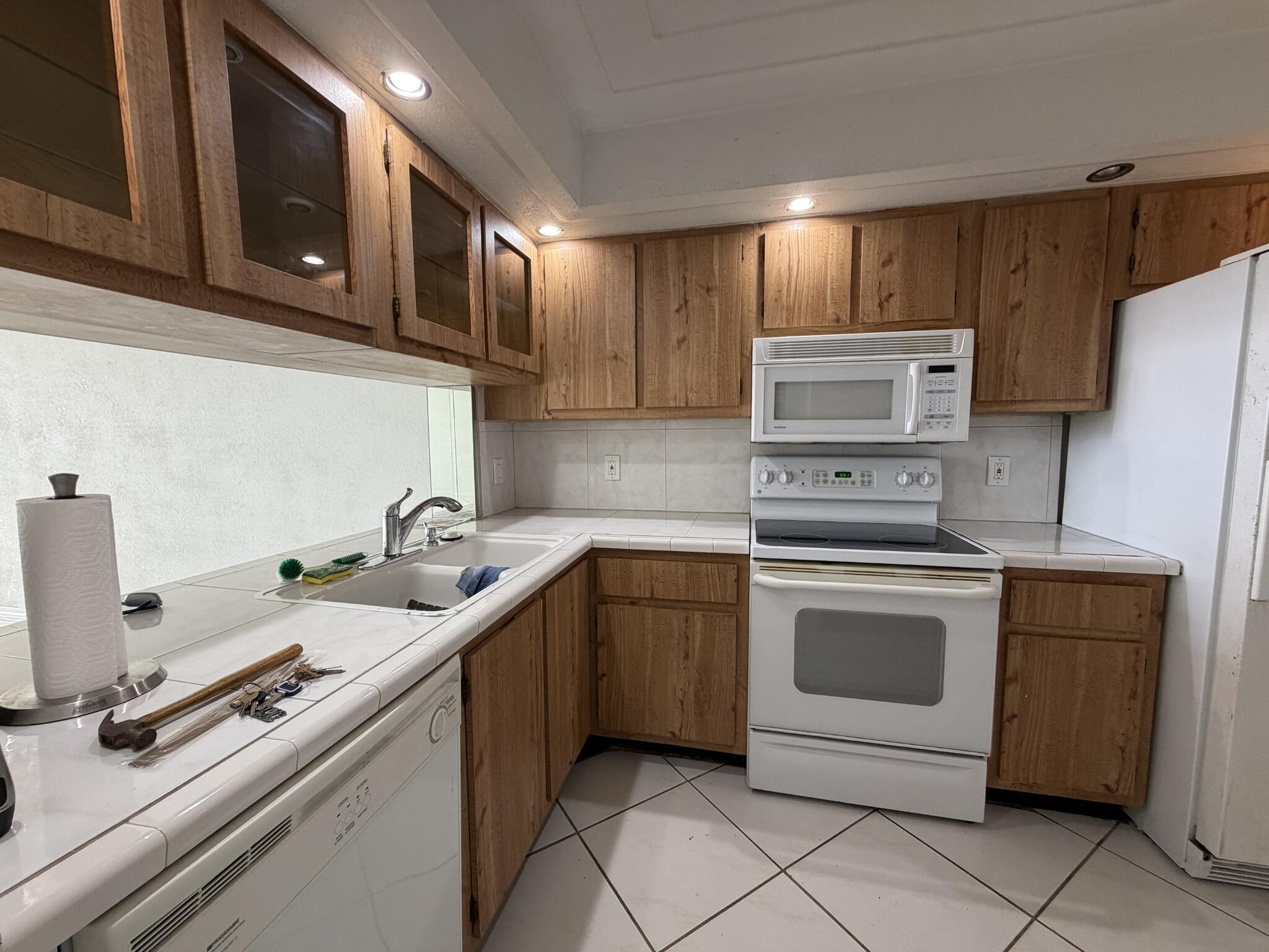 LAKE EMERALD CONDOMINIUM NO - Residential Lease