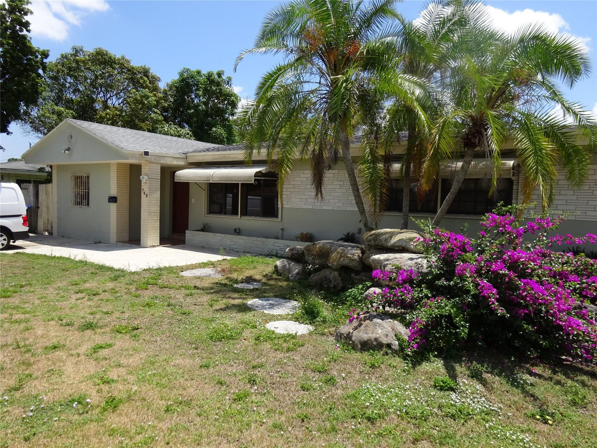 BIG,, Beautiful 5 Bedroom home (larger than shown).  Living room and HUGE family room in rear with lots of bright windows and space for everything.  Remoceled kitchen with nice appliances.  Delux, Large full size washer and dryer inside.  Freshiy painted.  Ice COLD AC.  Convenient to highways in all directions, Fabulous porcelean tile floors, clean, sparkling, no grout lines to clean,  looks like marble.  Very large closets for plenty of storage.  New and almost new doors and wood work.  All freshly painted.  House is Clean!  NO Pets. NO Smoking