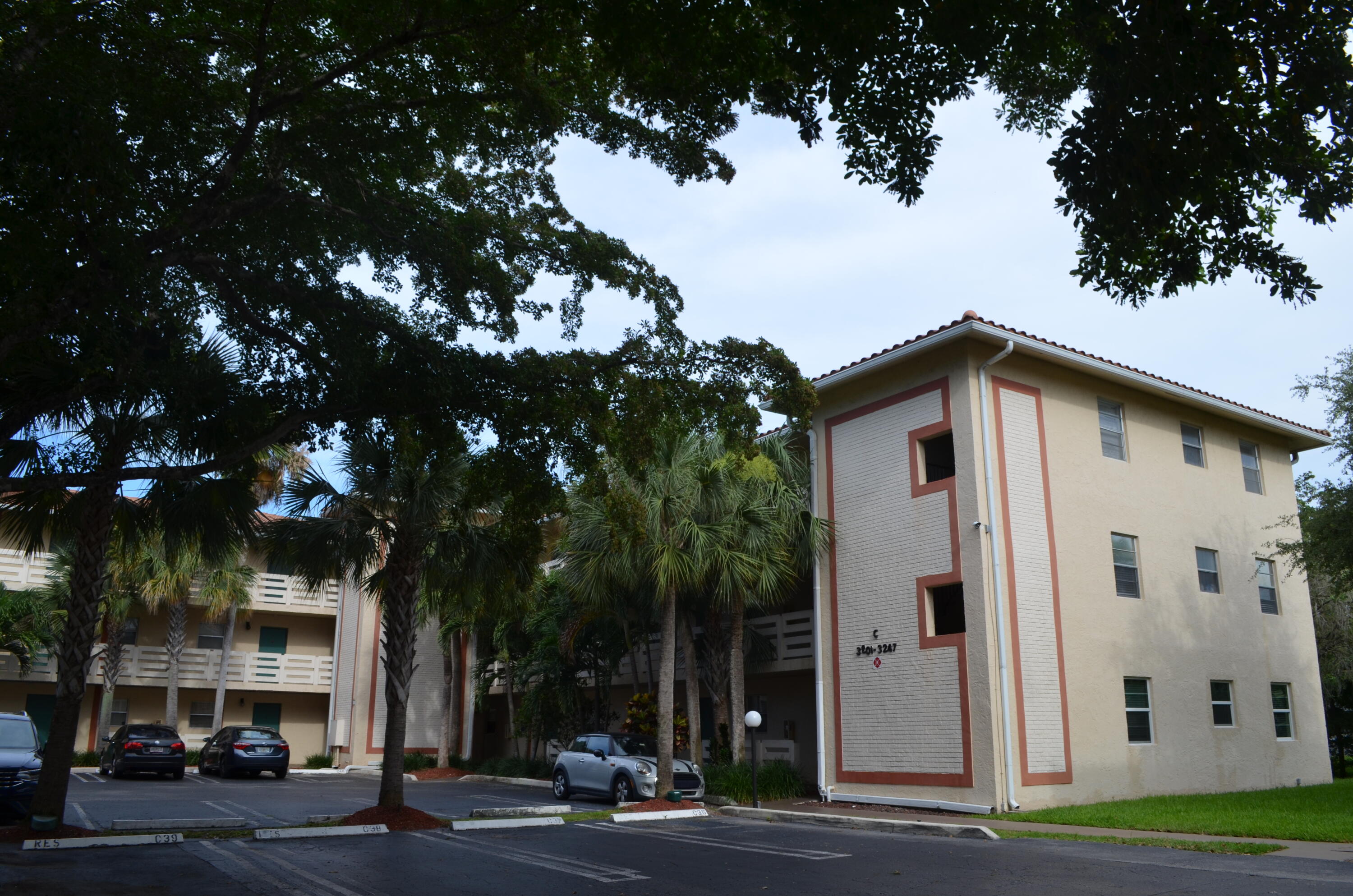 COUNTRY GARDENS CONDO - Residential Lease