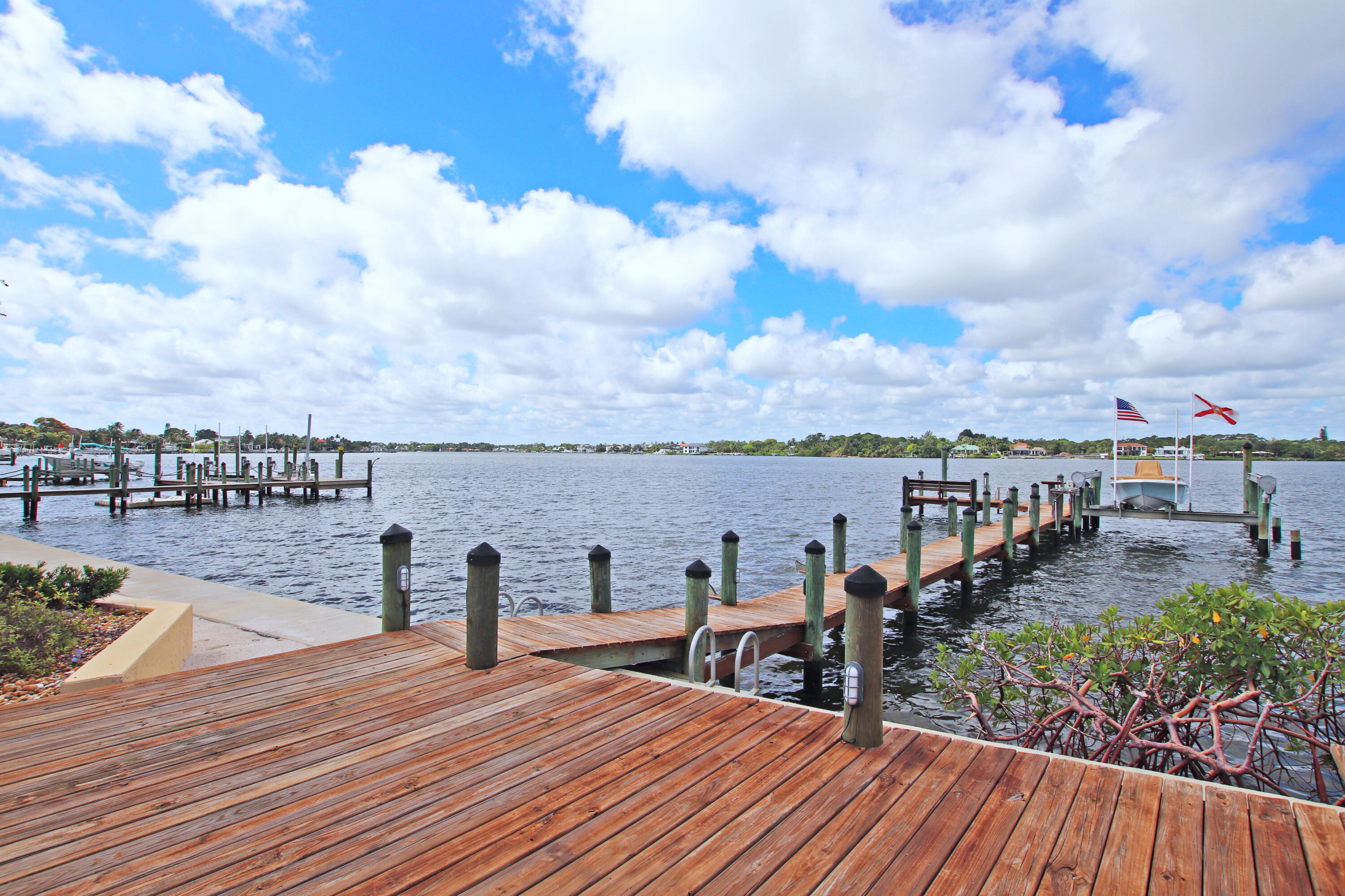 TEQUESTA COUNTRY CLUB - Residential