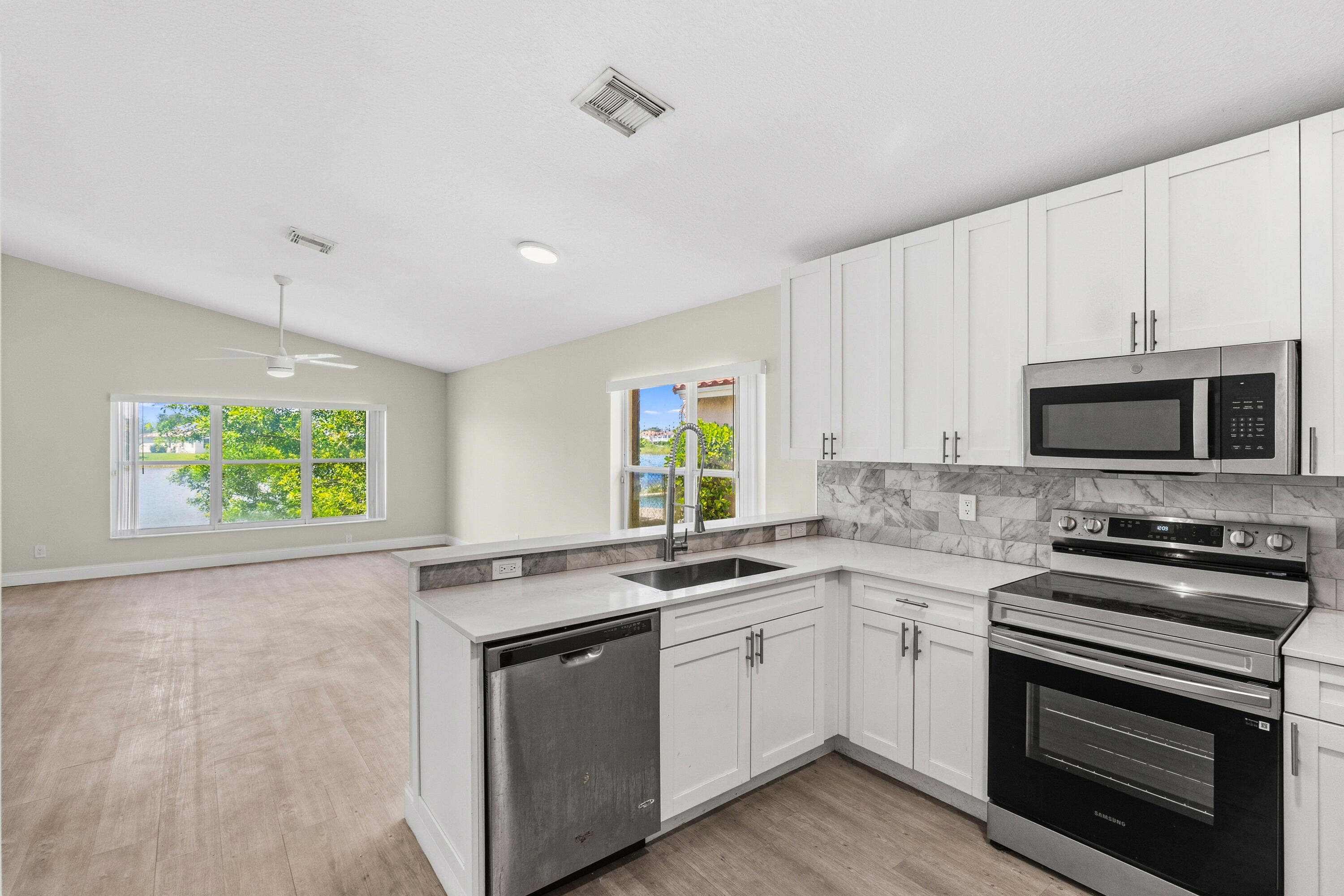 HEFTLER HOMES AT PEMBROKE SHORES - Residential