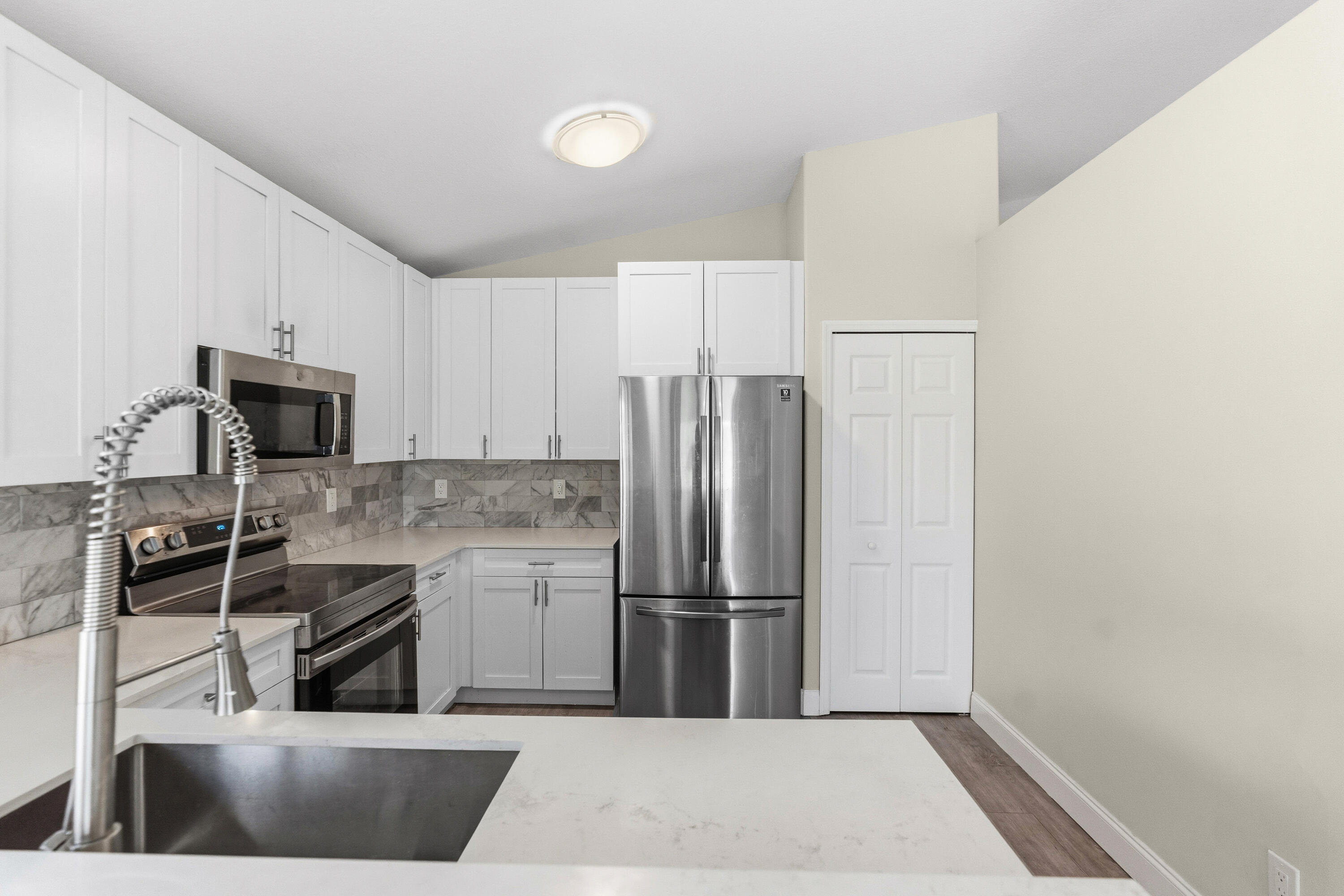 HEFTLER HOMES AT PEMBROKE SHORES - Residential