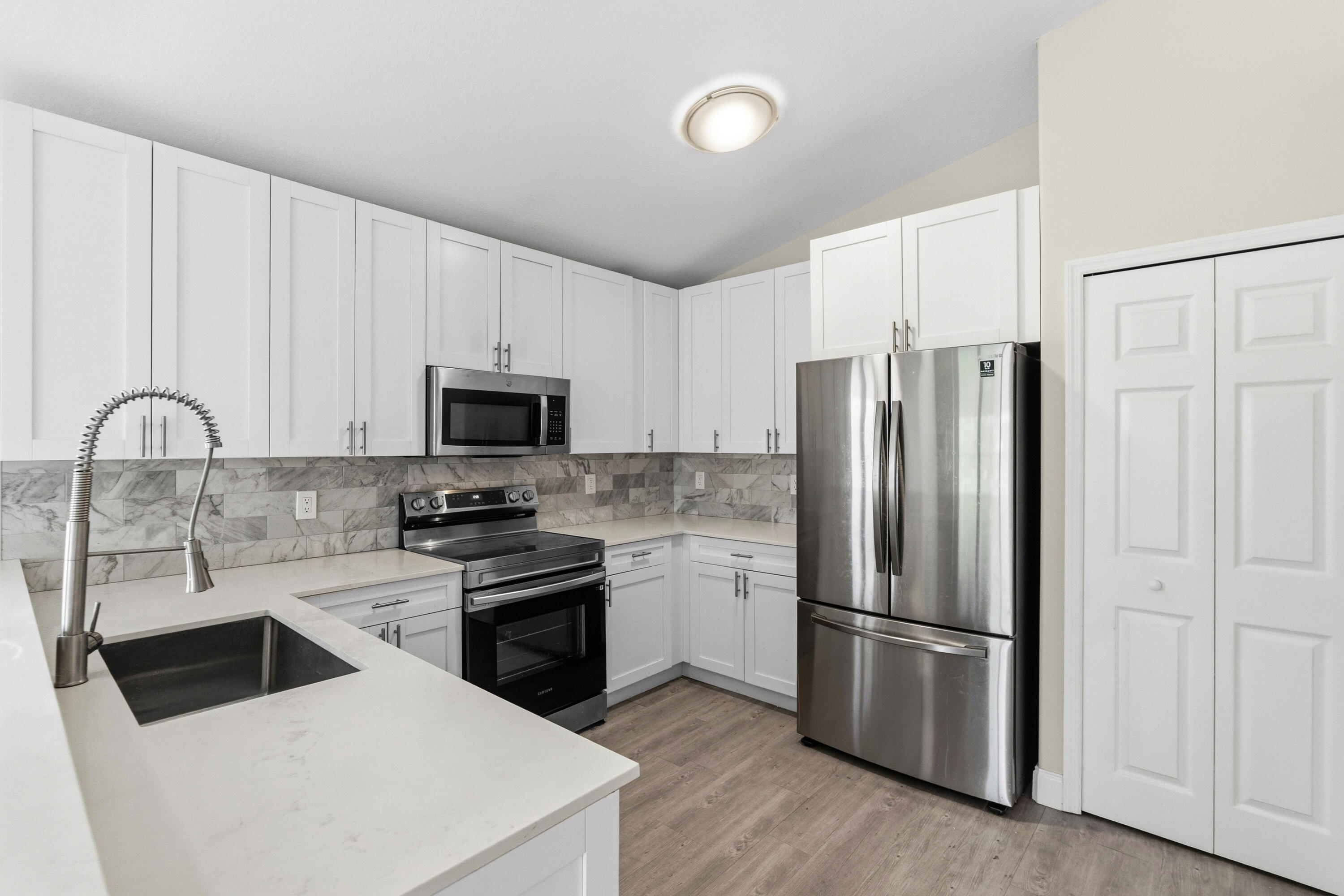 HEFTLER HOMES AT PEMBROKE SHORES - Residential