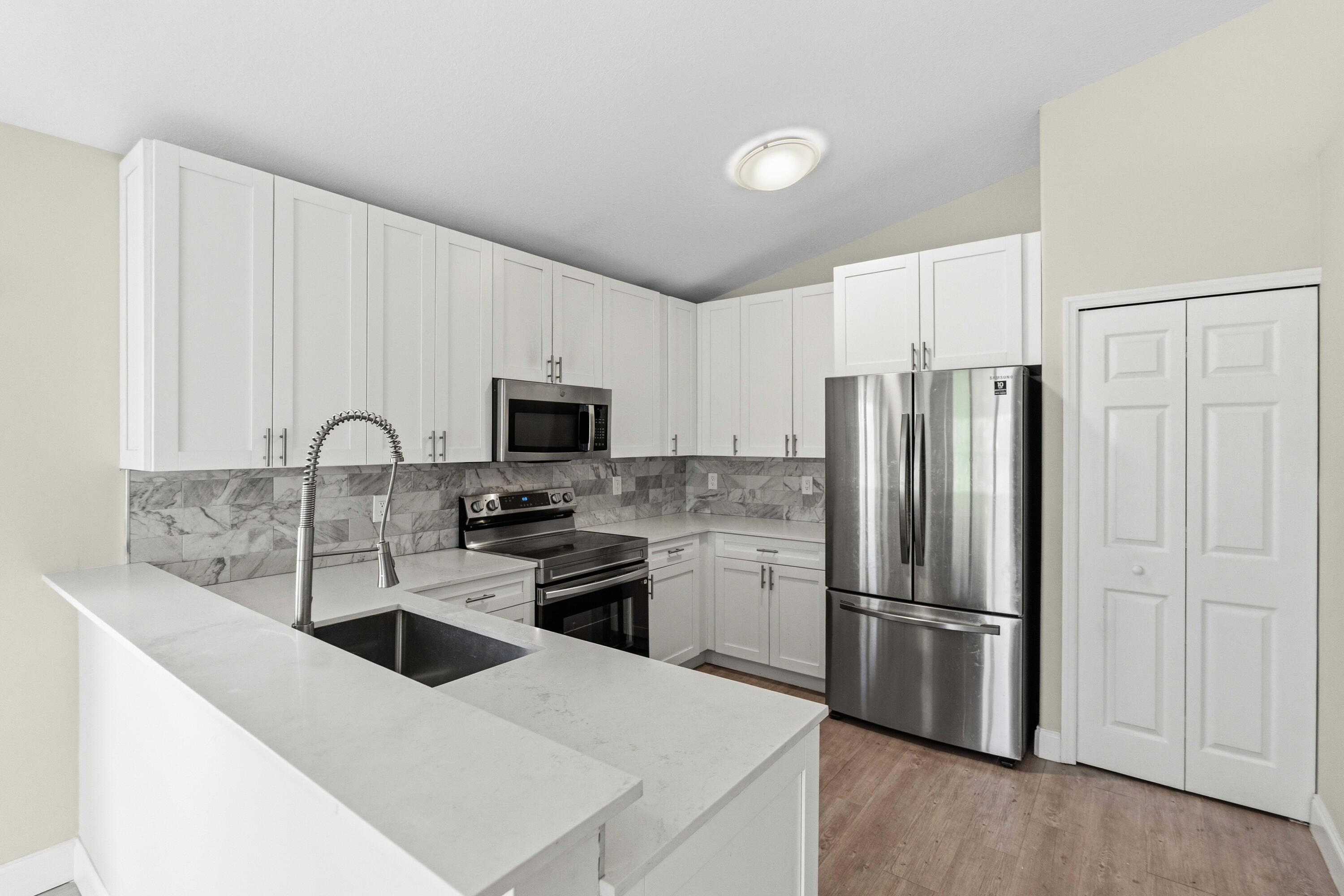 HEFTLER HOMES AT PEMBROKE SHORES - Residential