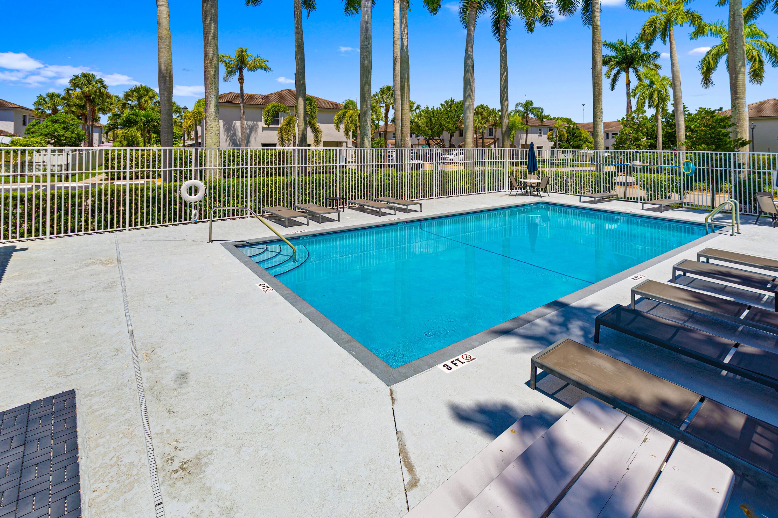 HEFTLER HOMES AT PEMBROKE SHORES - Residential