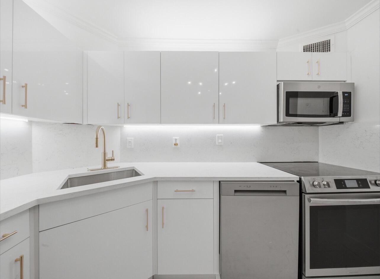 OAKLAND SHORES CONDOMINIUM 1 - Residential Lease