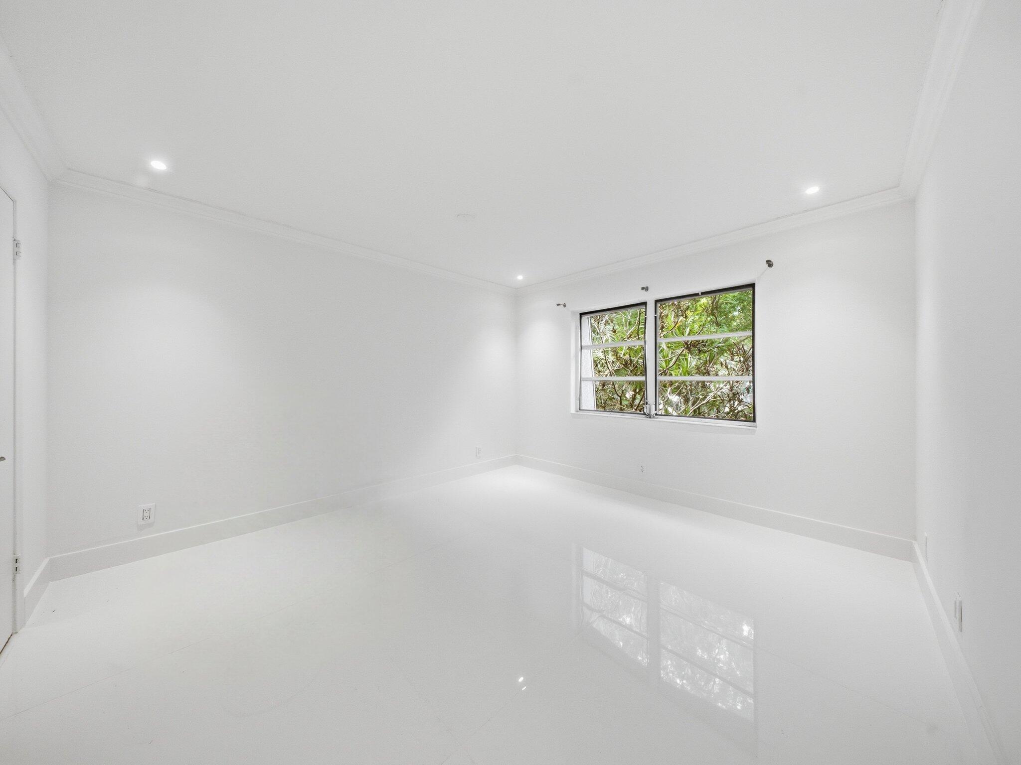 OAKLAND SHORES CONDOMINIUM 1 - Residential Lease
