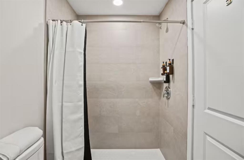 SHADY GROVE - Residential Lease
