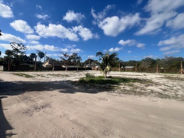 Build Your Dream Single Family or Duplex Home on This Prime Lot! Located just minutes from I-95 and the Turnpike, with easy access to major highways. Plus, you're only a short drive away from popular brand-name stores. Don't miss out on this fantastic opportunity!