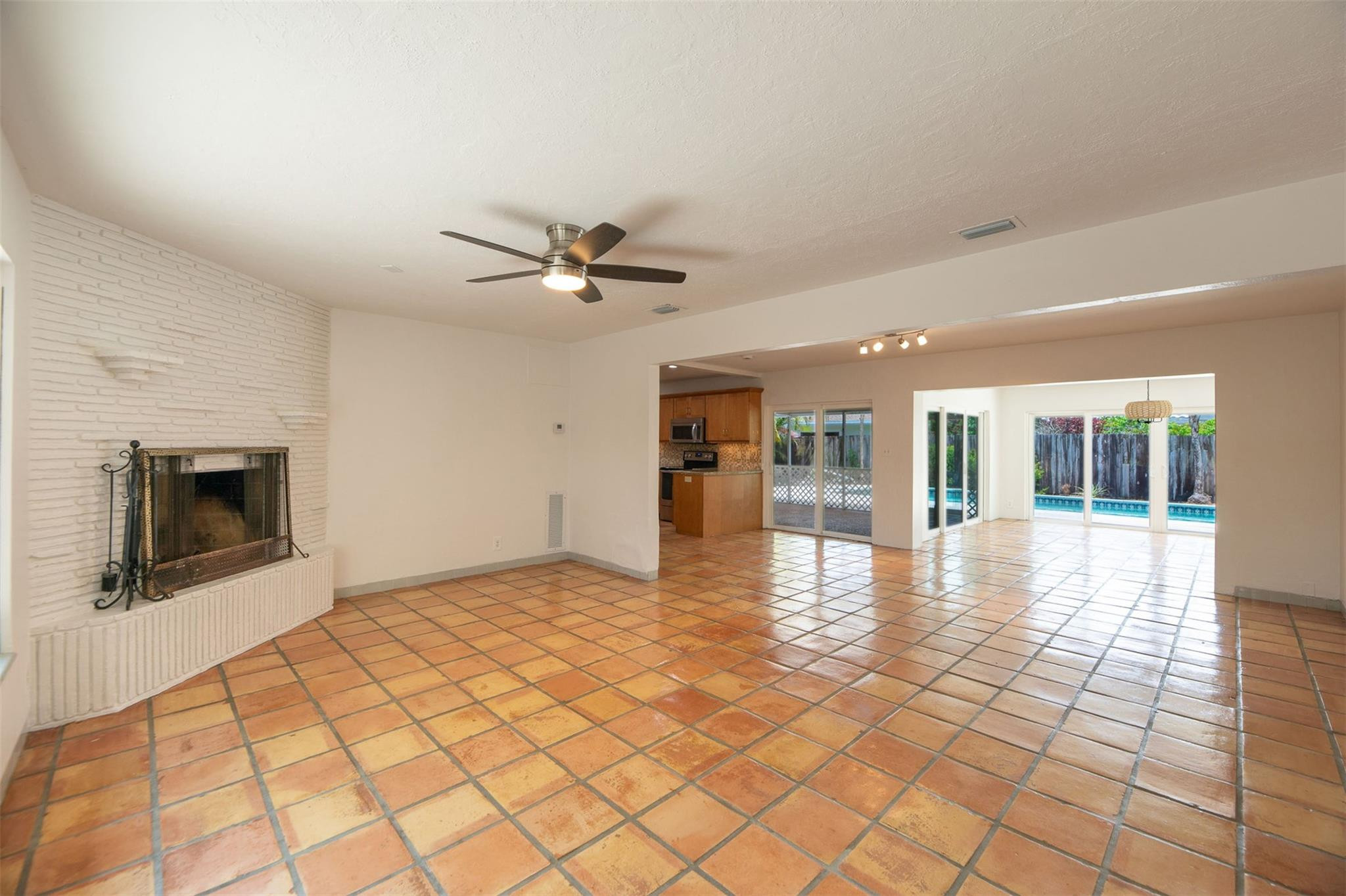 POINSETTIA HEIGHTS RIVER - Residential