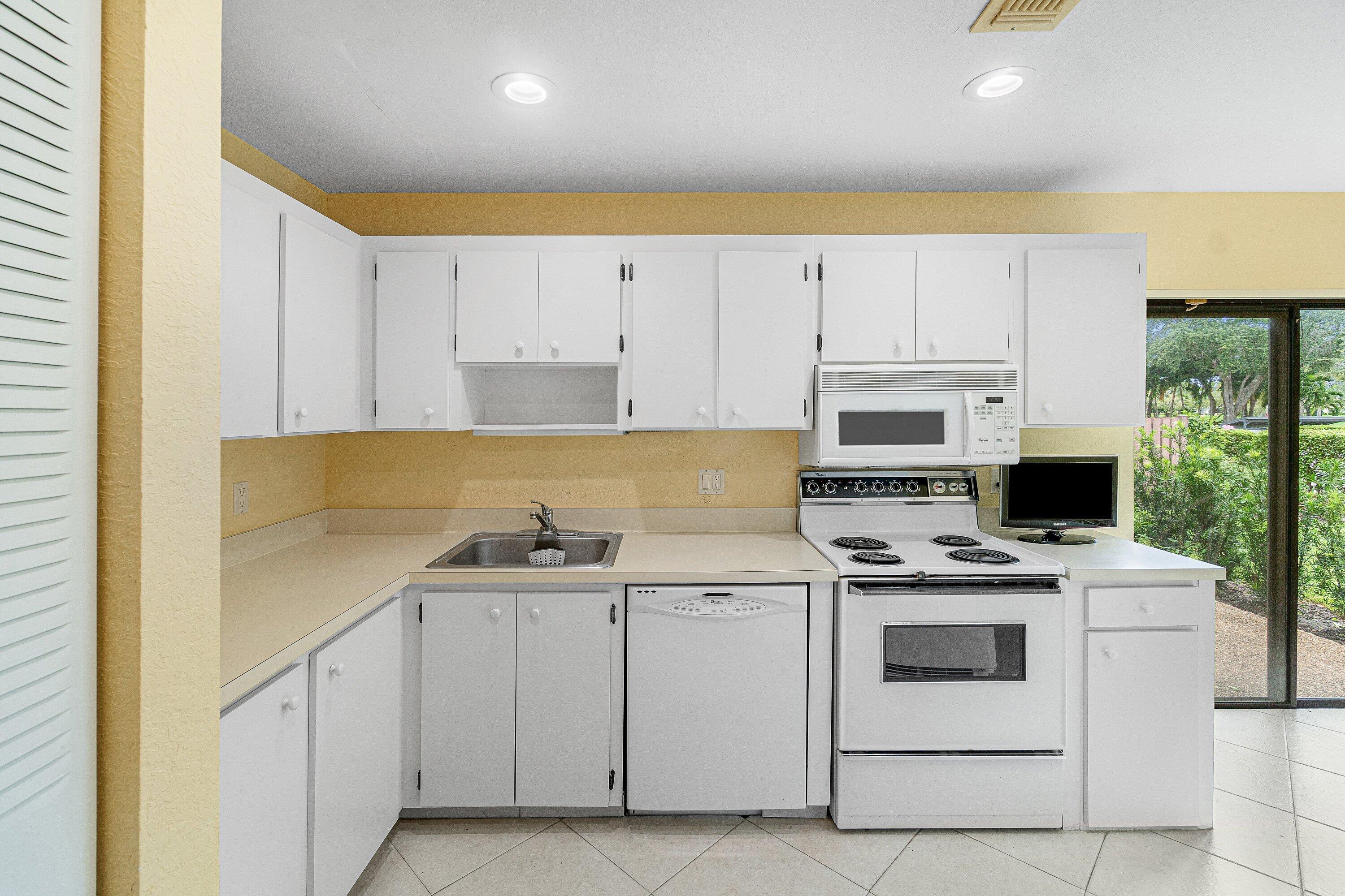 SOUTHPORT AT HUNTERS RUN CONDO - Residential