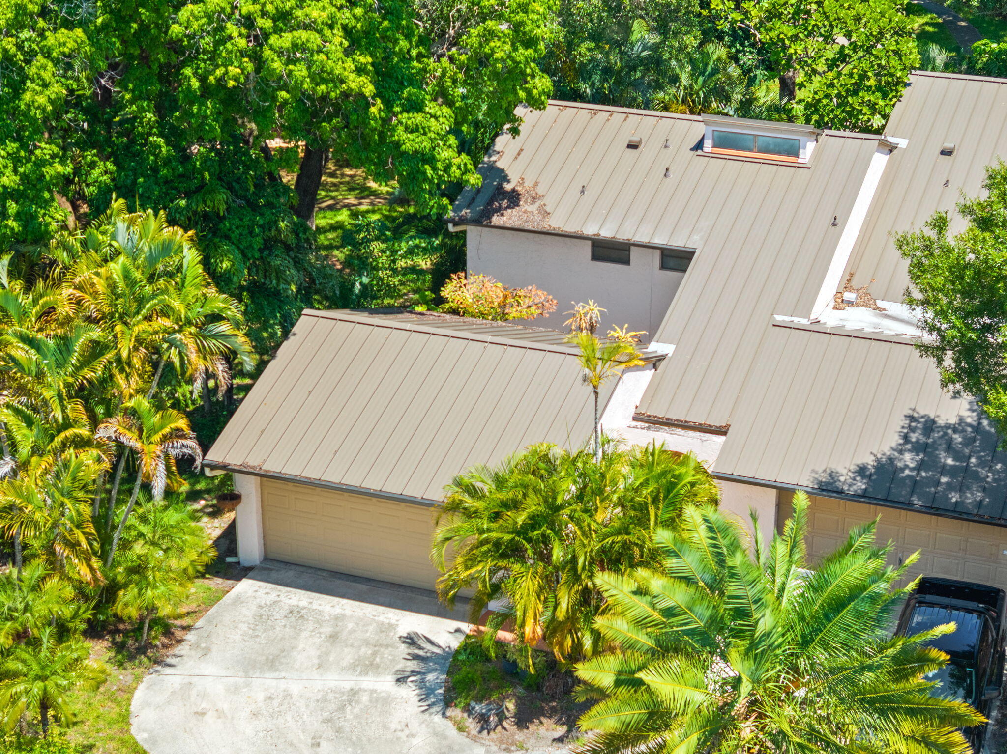 Just Listed in the highly desirable Hills of Inverrary! This beautifully updated 2-bedroom, 2.5-bath multi-level townhome is tucked away on a quiet cul-de-sac and surrounded by lush garden views.Designed for both comfortable living and effortless entertaining, the home features an updated kitchen, renovated bathrooms, a new roof and A/C system (both installed 2024). The spacious dining area includes a wet bar and flows seamlessly to an enchanting enclosed Spanish-style courtyard, creating the perfect blend of indoor elegance and outdoor charm.The oversized 2-car garage is equipped with its own dedicated A/C unit, offering exceptional flexibility for storage, hobbies, or a climate-controlled workspace.Residents enjoy the peace of mind of 24-hour gated security and access to three community.