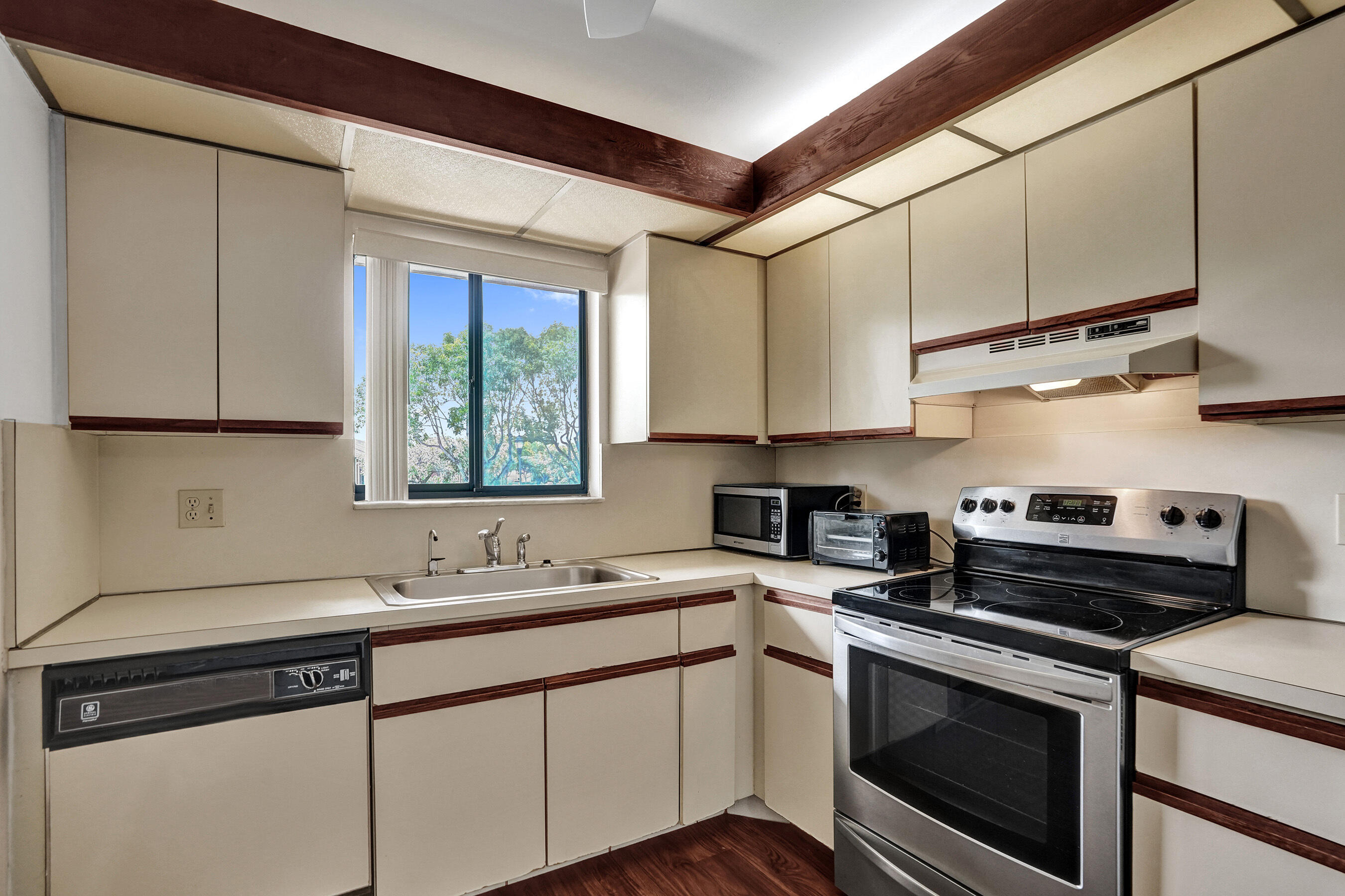 ASHMONT CONDOMINIUM E - Residential