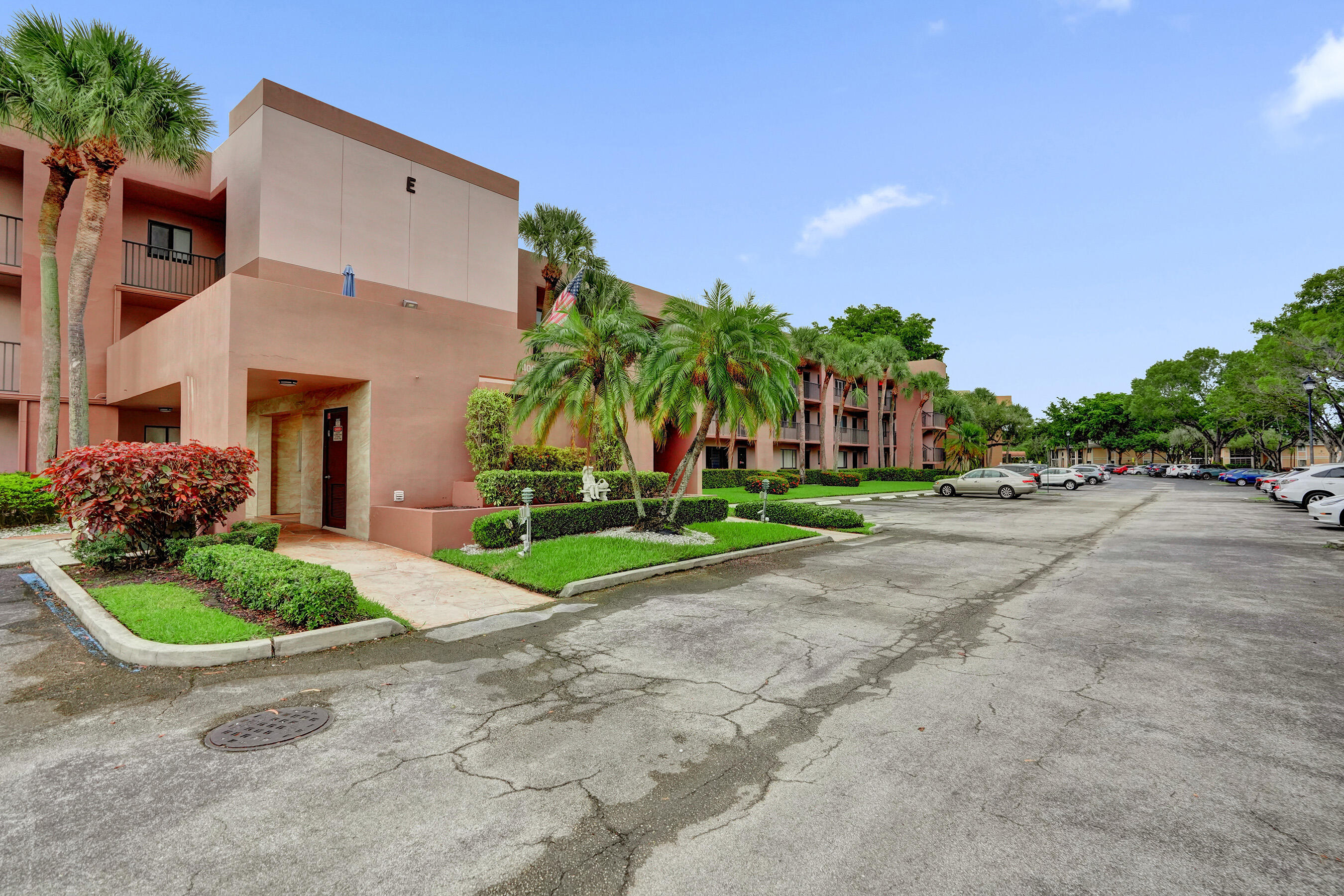 Priced to sell! Amazing tranquil lake views from this 2/2, 2nd floor Elm model in Kings Point. Unit has laminate wood floors throughout. Storage/Laundry room with full sized Washer/Dryer in screened patio with shutters. Walk to neighborhood pool, 4 ceiling fans, stainless appliances. Gated entry , go to building E, 2nd floor. A/C and hot water heater replaced 2022. HOA includes cable, internet, pest control, exterior and common area maintenance, trash, water and resort living that Kings Point has to offer with amenities too much to mention, include bus transportation.55+ Community with all the entertainment and lifestyle for easy living.