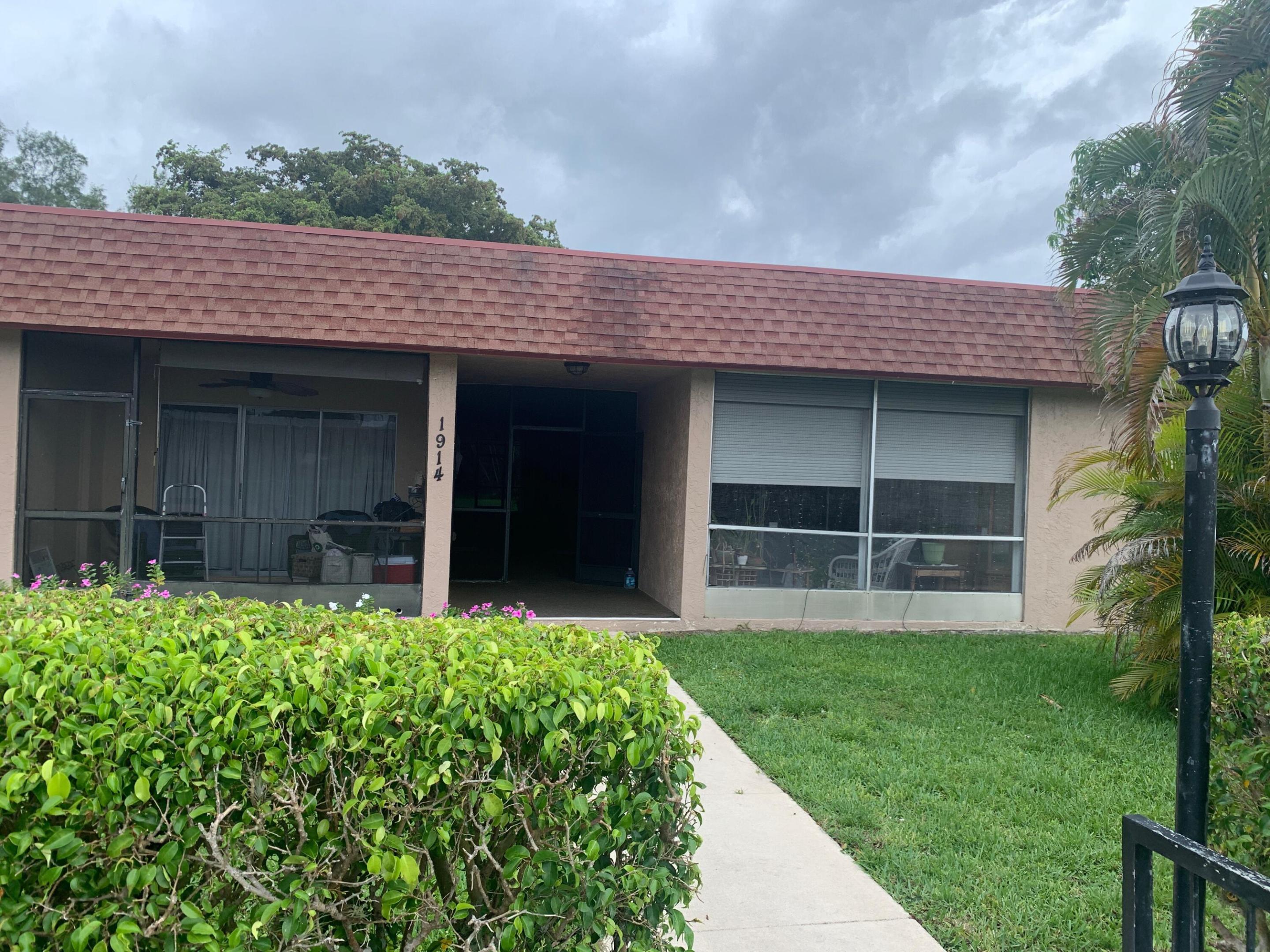 Beautiful spacious 2 bedroom 2 bath villa located in Boynton Beach. Close to beaches and downtown Boynton and Delray Beach area restaurants and shopping. Minutes form highway. All ages welcome. All tile flooring throughout the villa. Newer A/C and tankless water heater with water filtrating system. Reverse Osmosis drinking water system in kitchen.