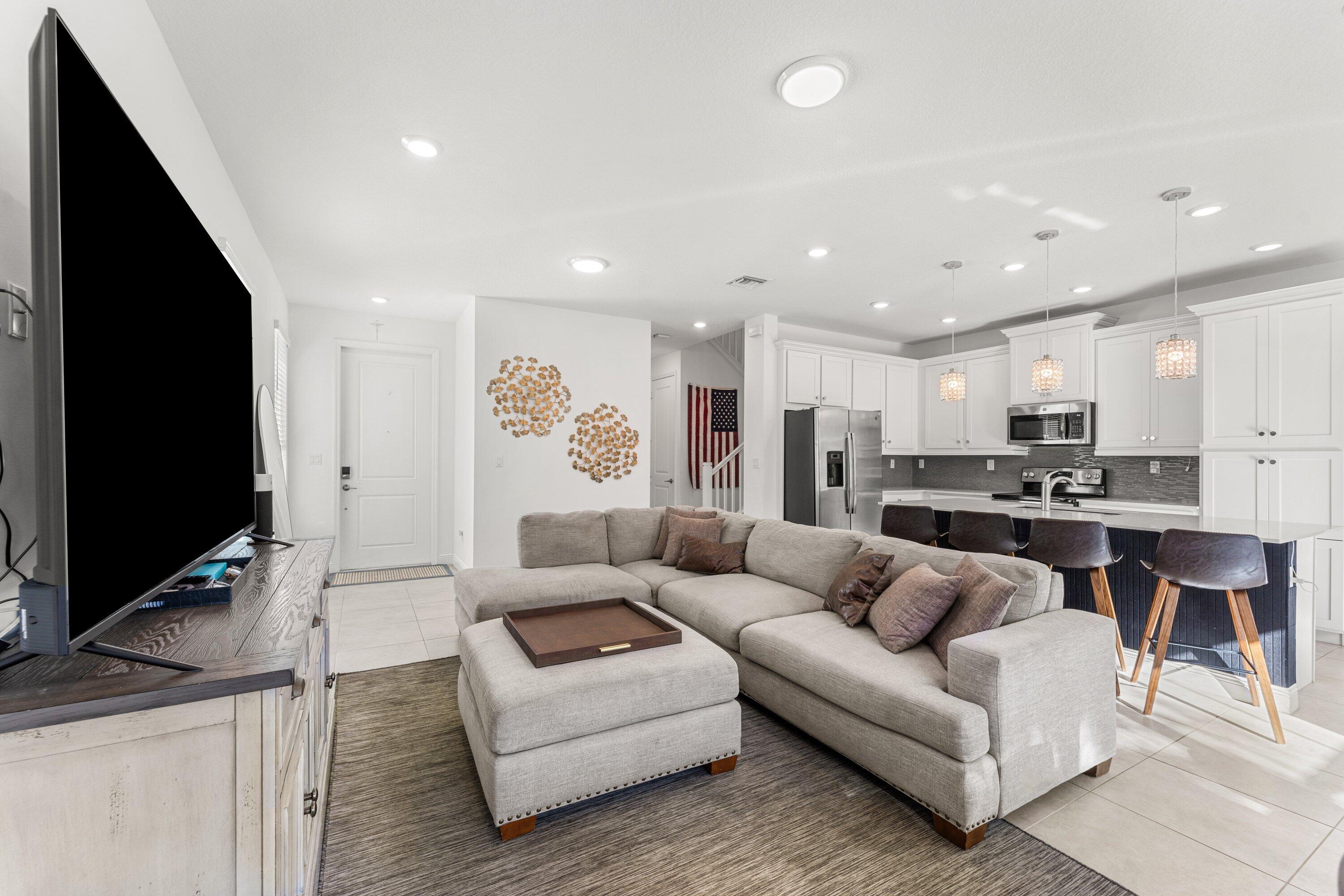 CRYSTAL LAKE 1ST SEC - Residential