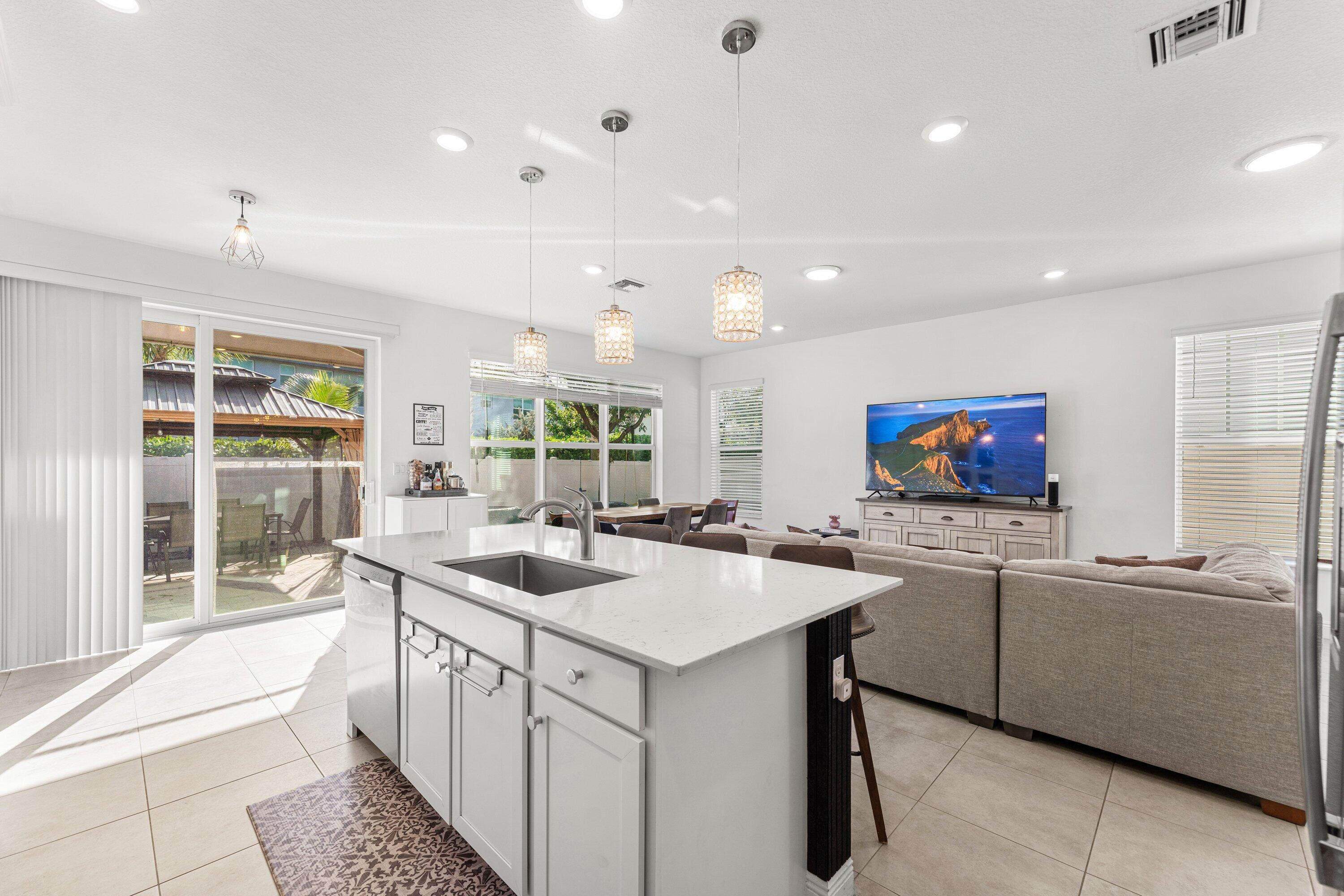 CRYSTAL LAKE 1ST SEC - Residential