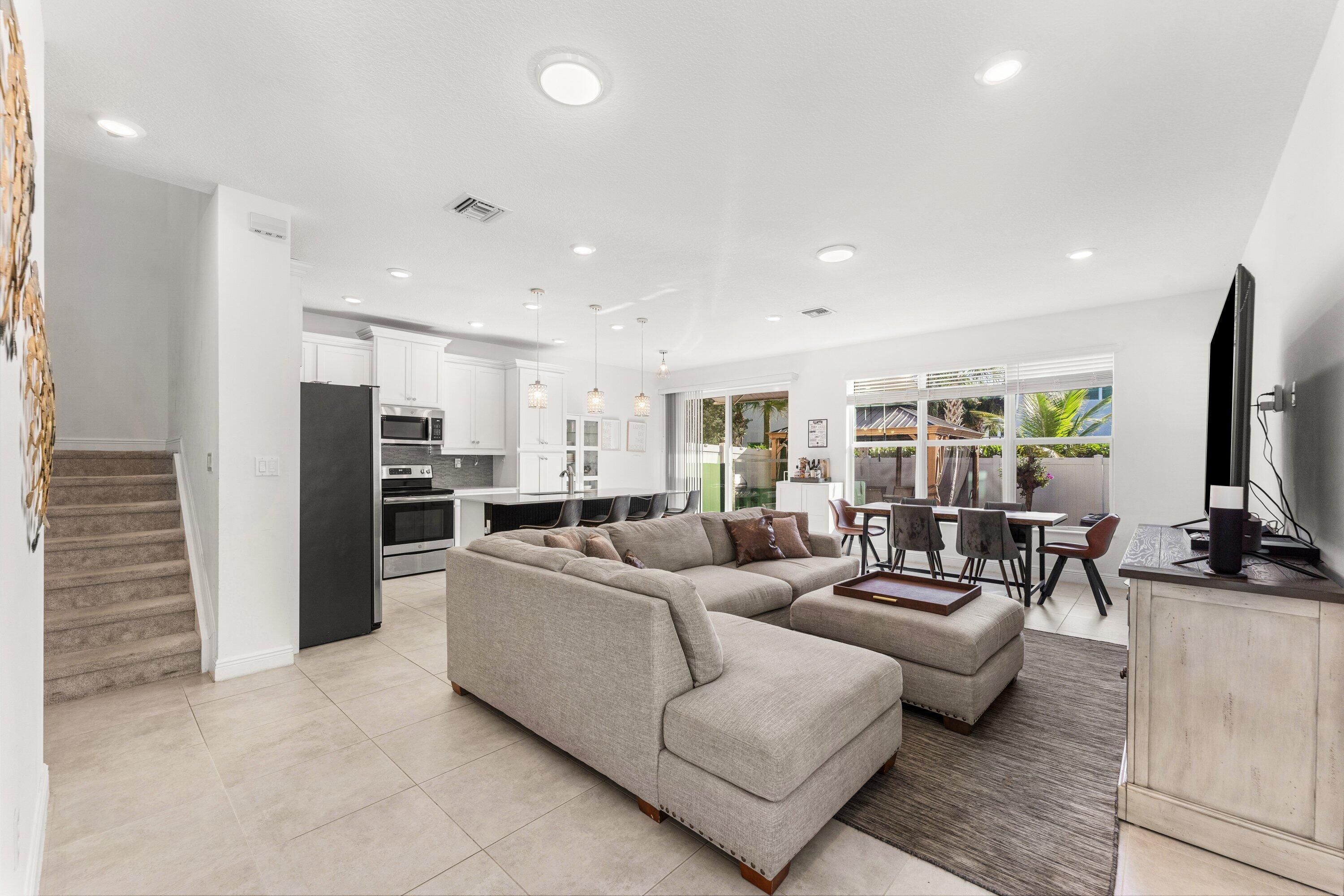 CRYSTAL LAKE 1ST SEC - Residential