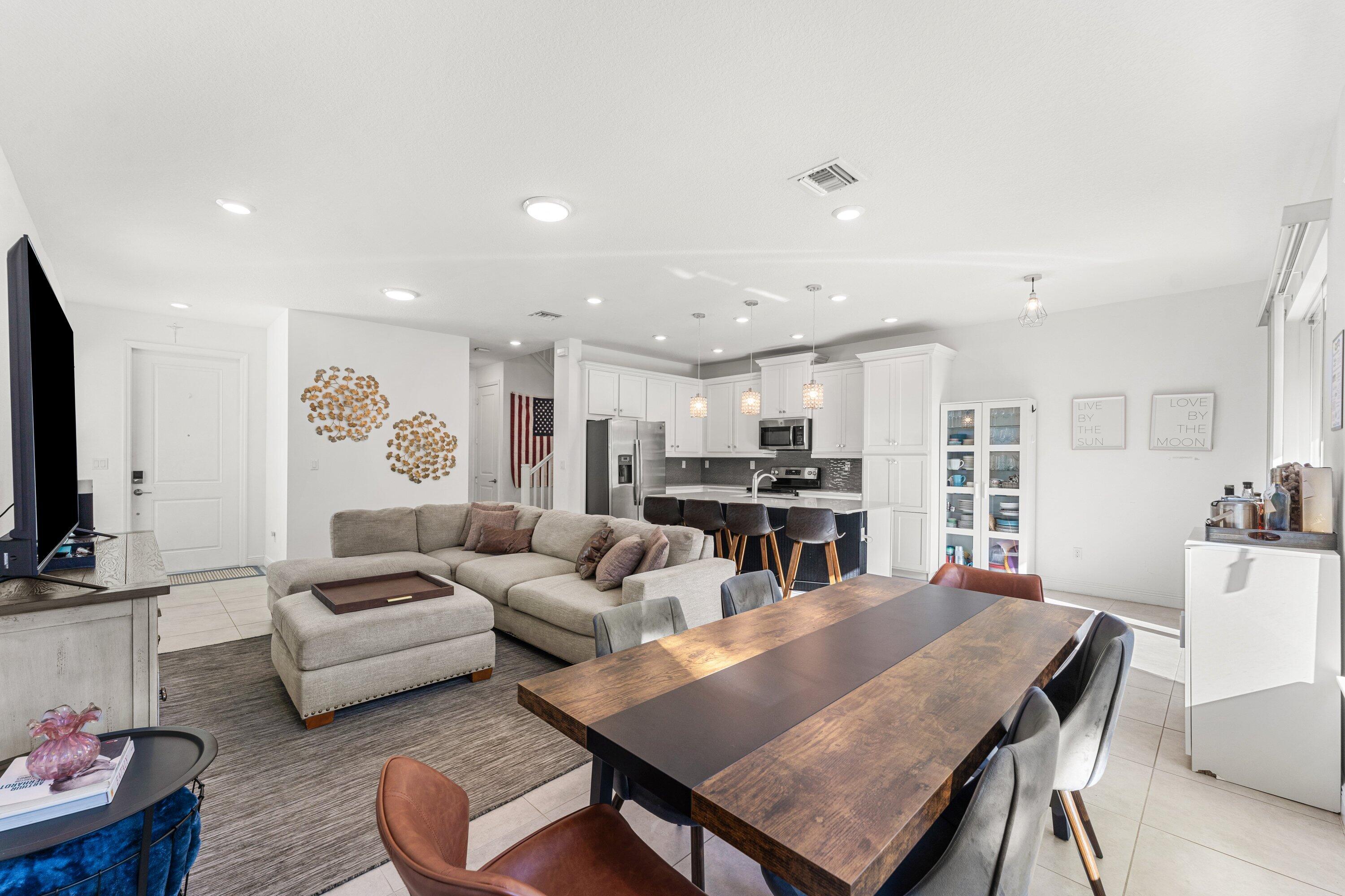 CRYSTAL LAKE 1ST SEC - Residential