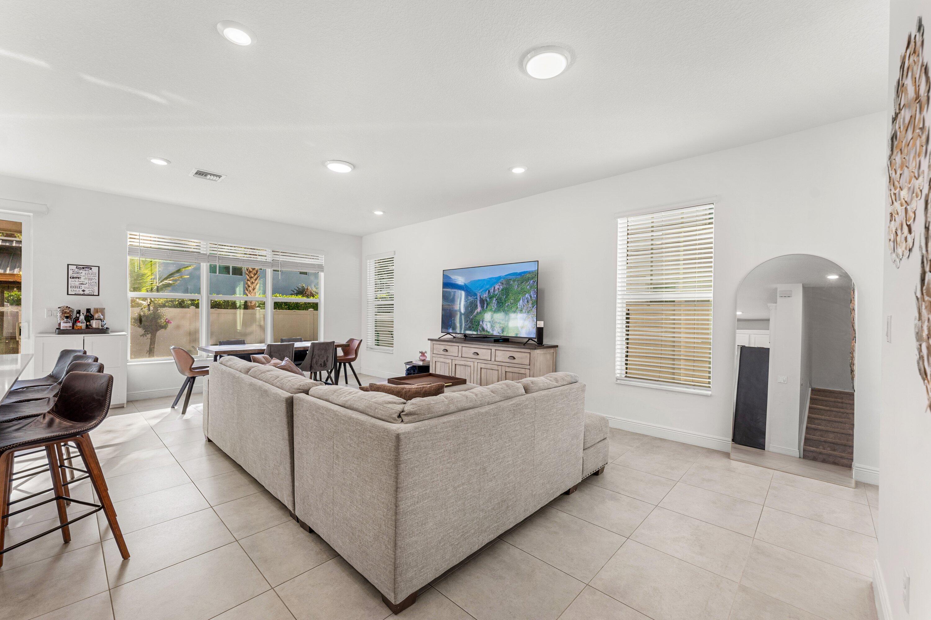 CRYSTAL LAKE 1ST SEC - Residential