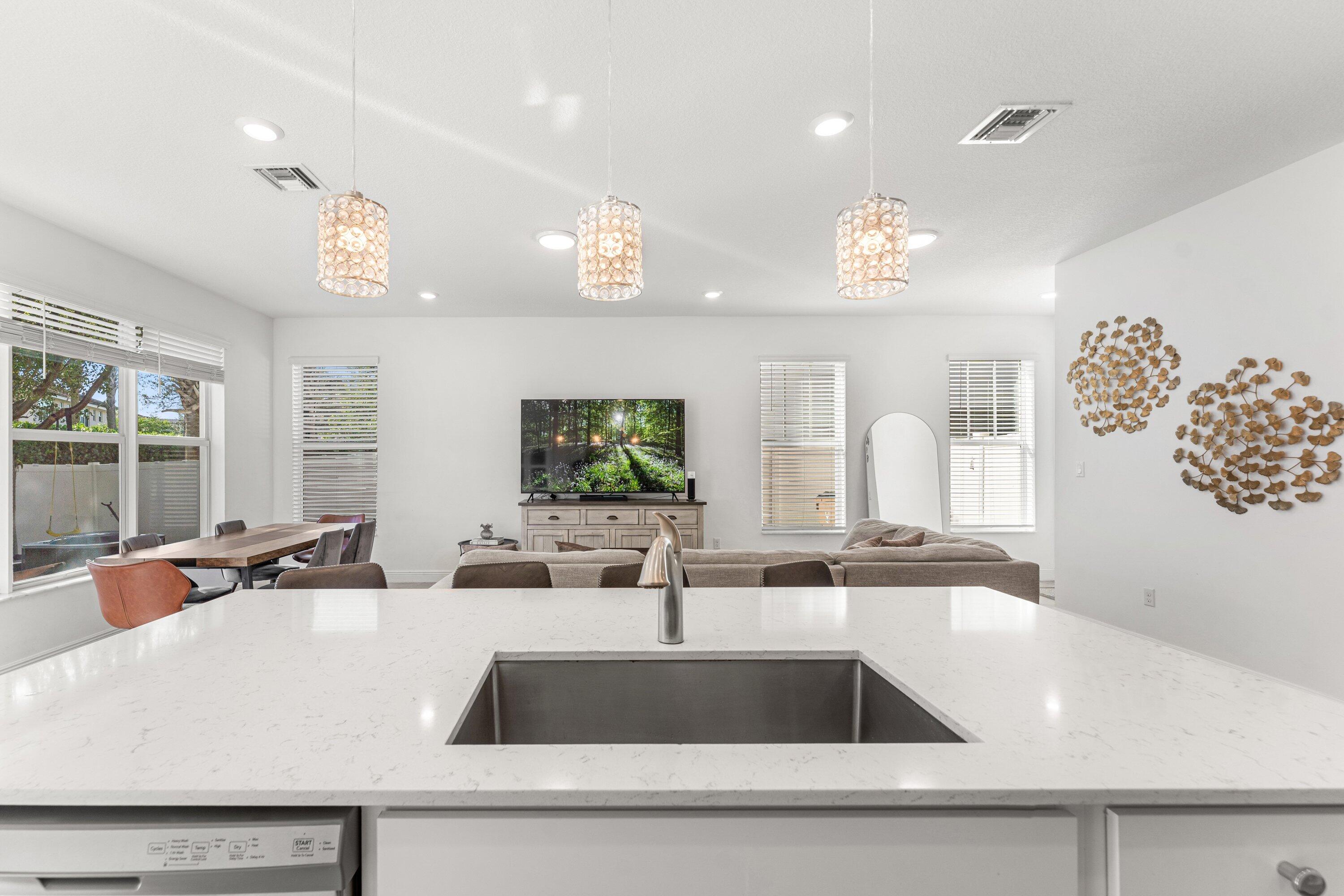 CRYSTAL LAKE 1ST SEC - Residential