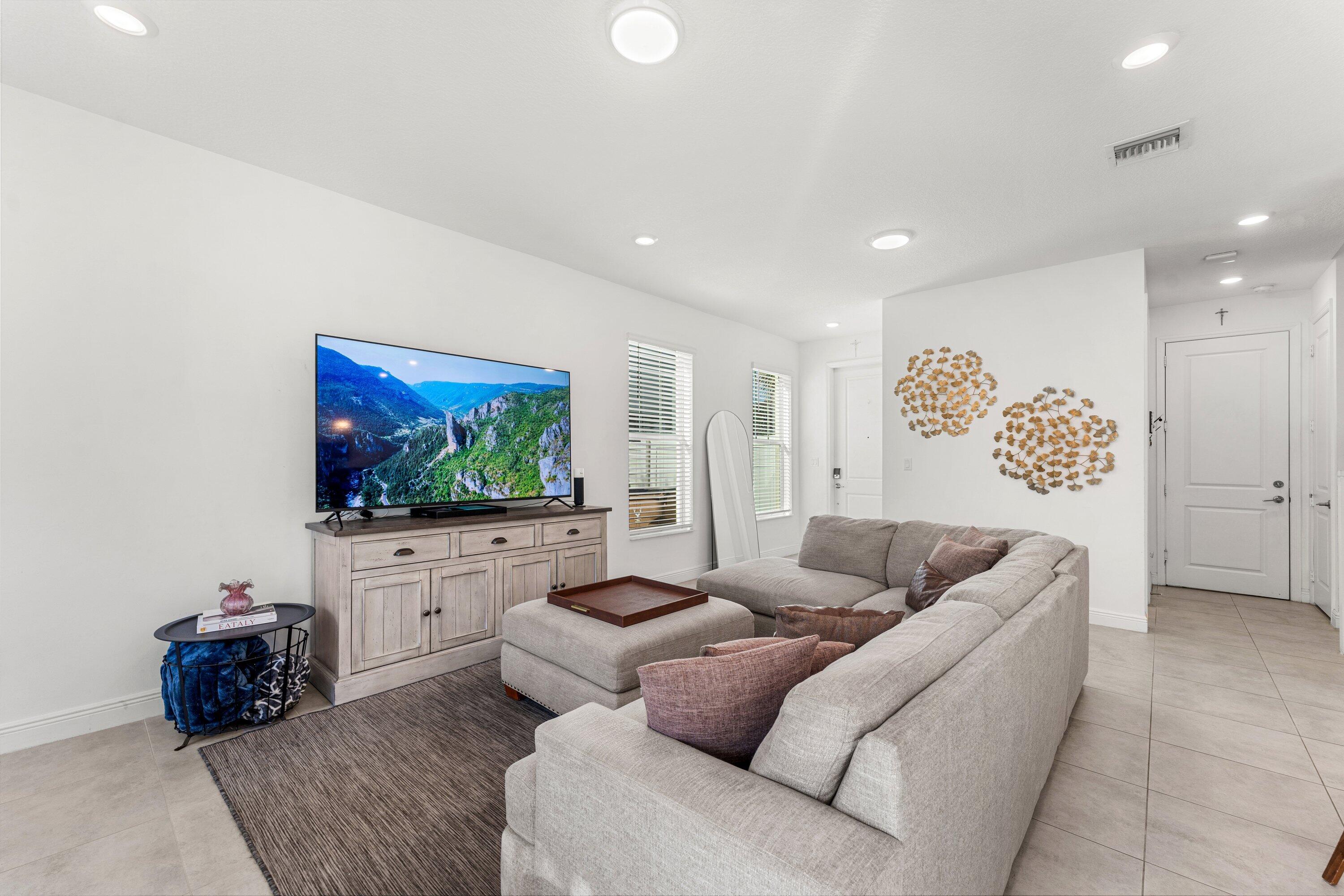 CRYSTAL LAKE 1ST SEC - Residential