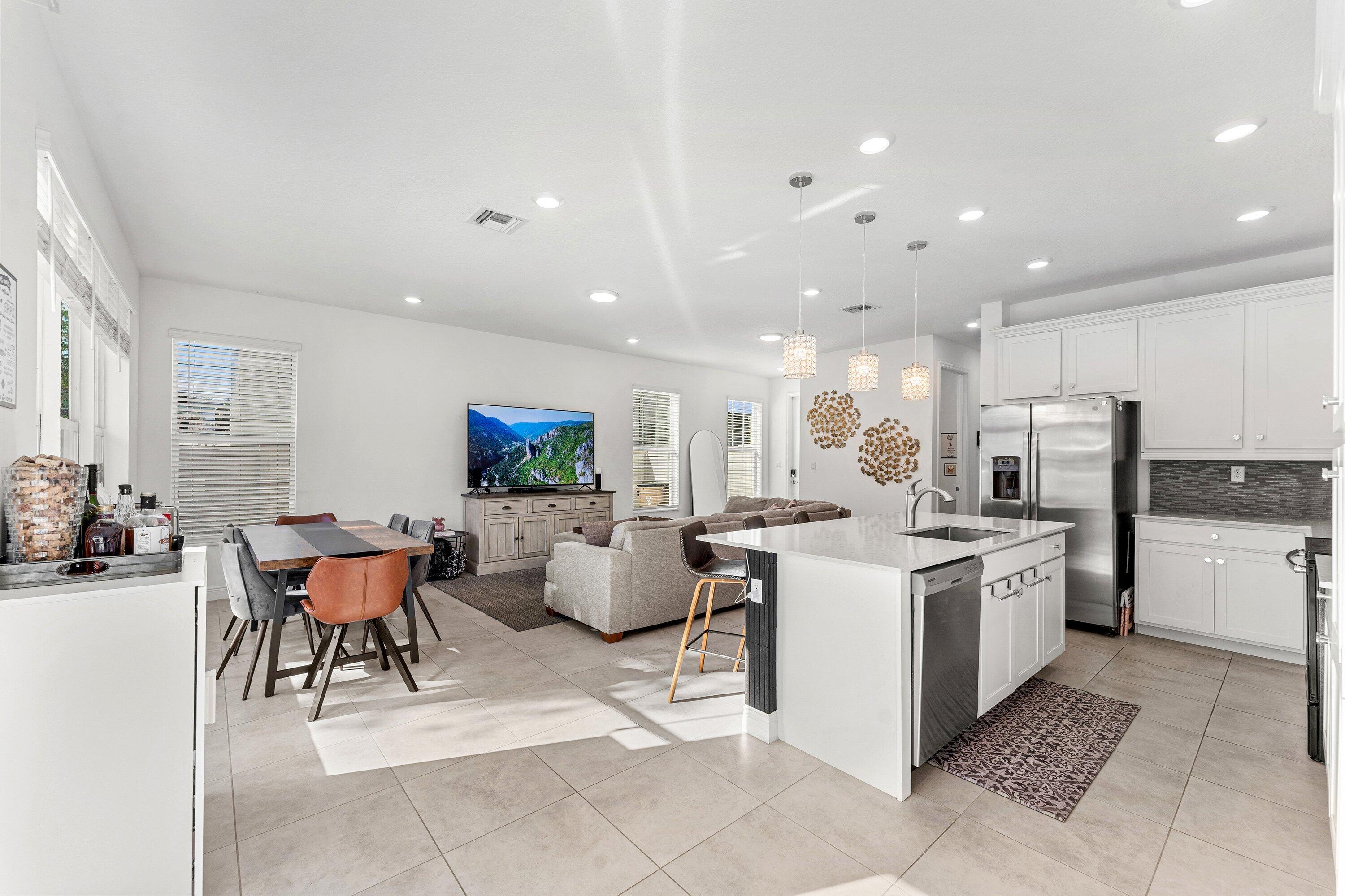 CRYSTAL LAKE 1ST SEC - Residential