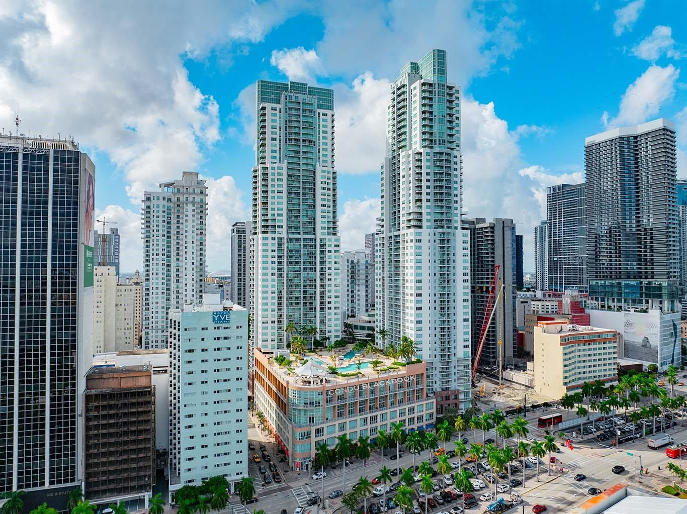 AMAZING 2/2 CORNER UNIT, BEAUTIFUL VIEW TP THE BAY AND CITY, VIZCAYNE CONDO HAS AMAZING AMENITIES IN A RESORT STYLE BUILDING WITH 4 POOLS, INCLUDING SPA, 24 HS SECURITY, FITNESS CENTER AND MUCH MORE. HOA FEE IS $1,508.73 MONTHLY AND THERE ARE 2 SPECIAL ASSESSMENTS OF $696.78/MONTHLY UNTIL DEC 2027 AND $407.90/MONTHLY UNTIL MAY 2027
