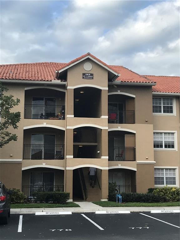 GREAT UNIT, LOCATION LOCATION LOCATION. Pembroke Pines walking distance from malls and  restaurants. Huge apartment with 1 bed room, large bathroom, large walking closet. Dryer and washer inside the place. Ground level apartment. Easy access from parking lot. Space assigned. Fenced community.