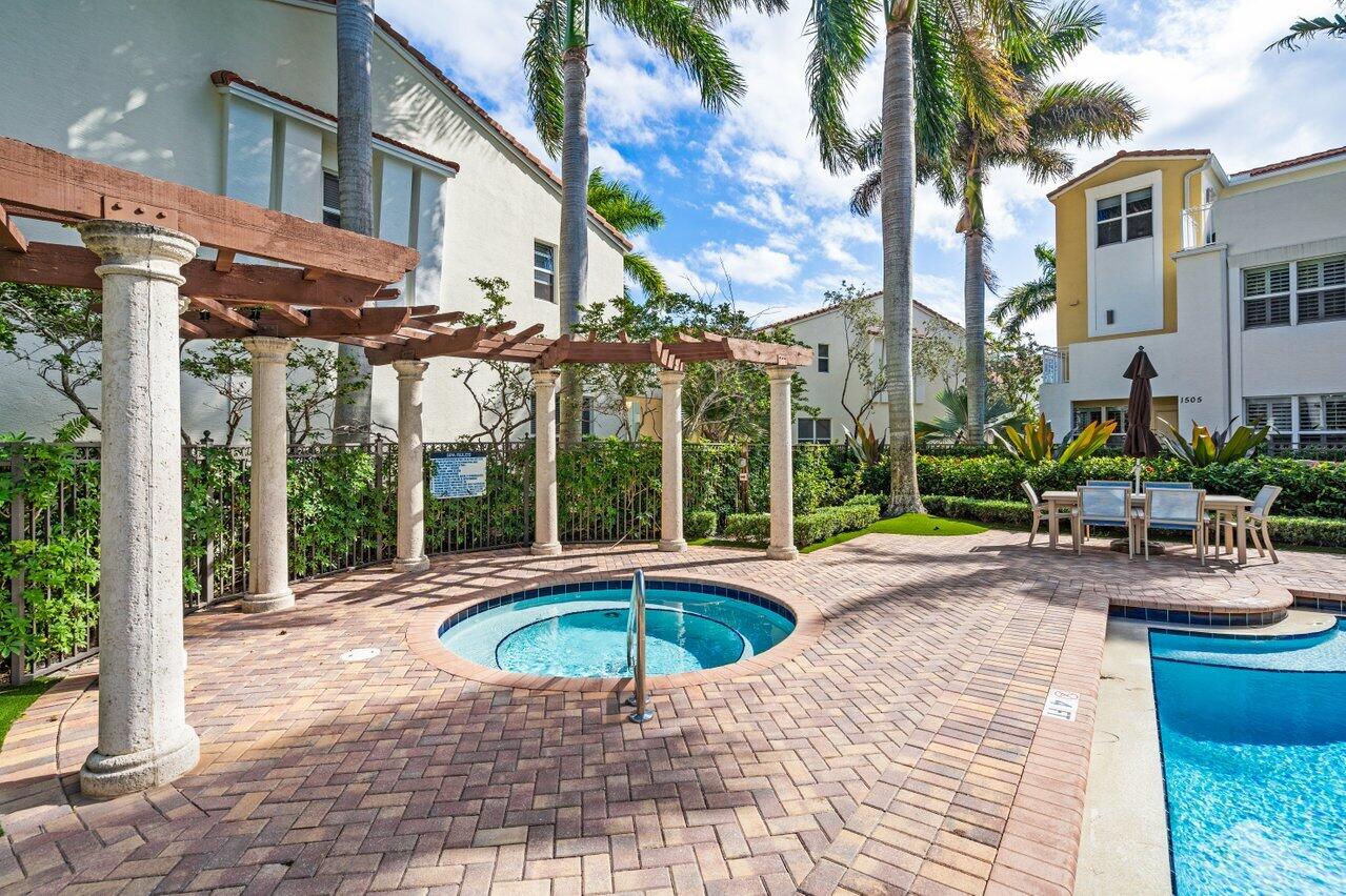 BLUE LAKE TOWNHOMES - Residential