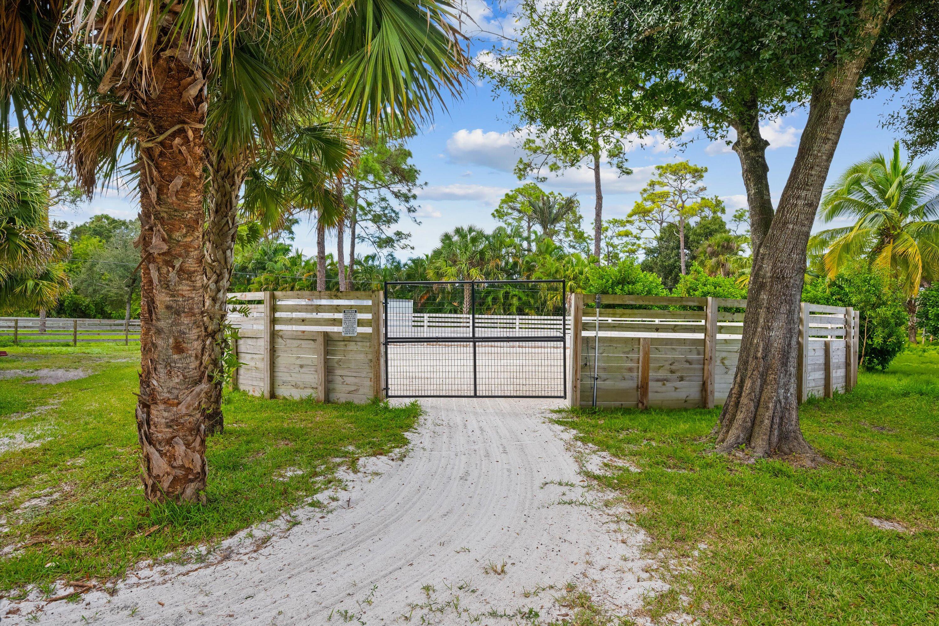 LOXAHATCHEE GROVES - Residential