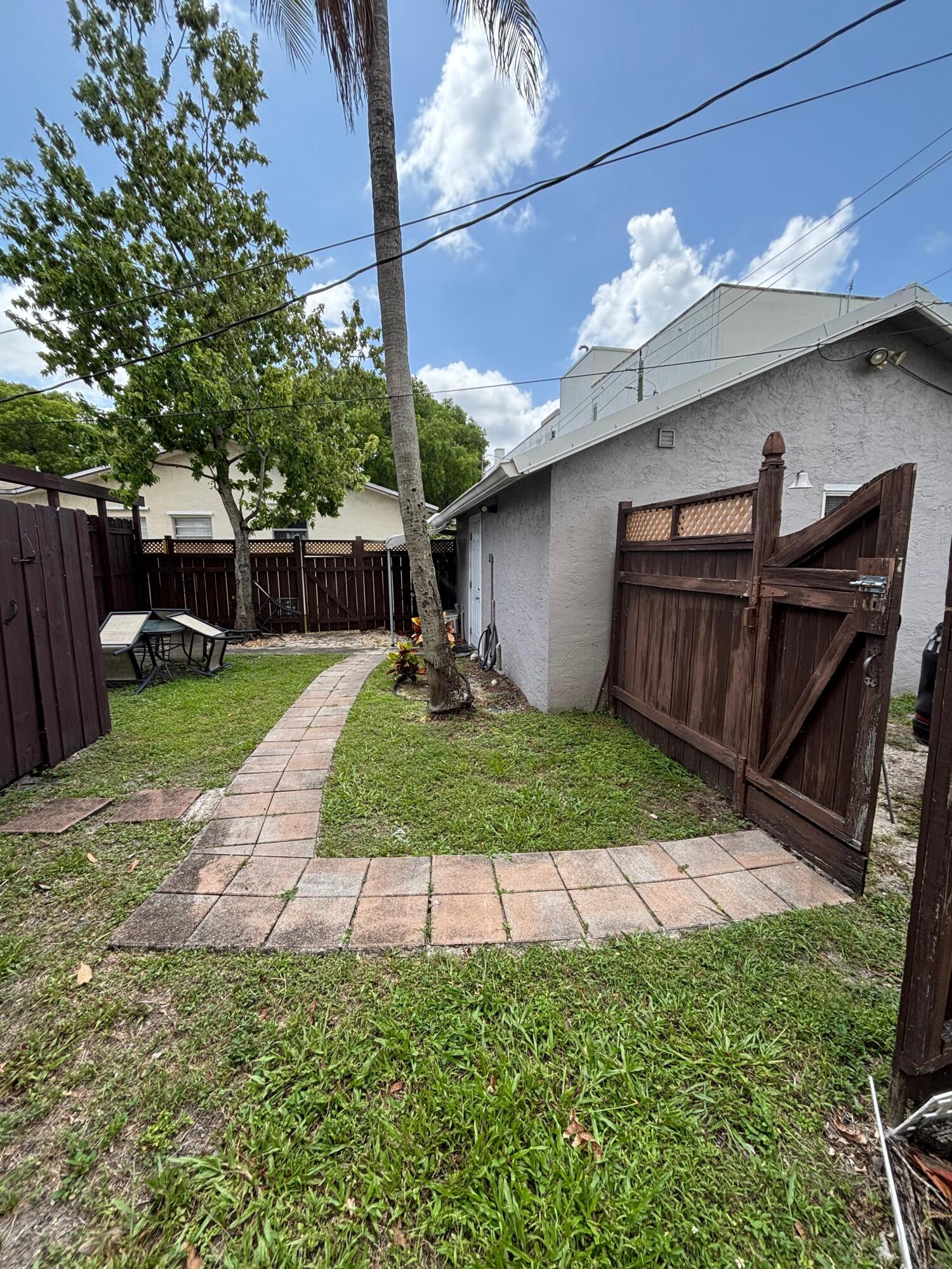HOLLYWOOD - Residential Lease
