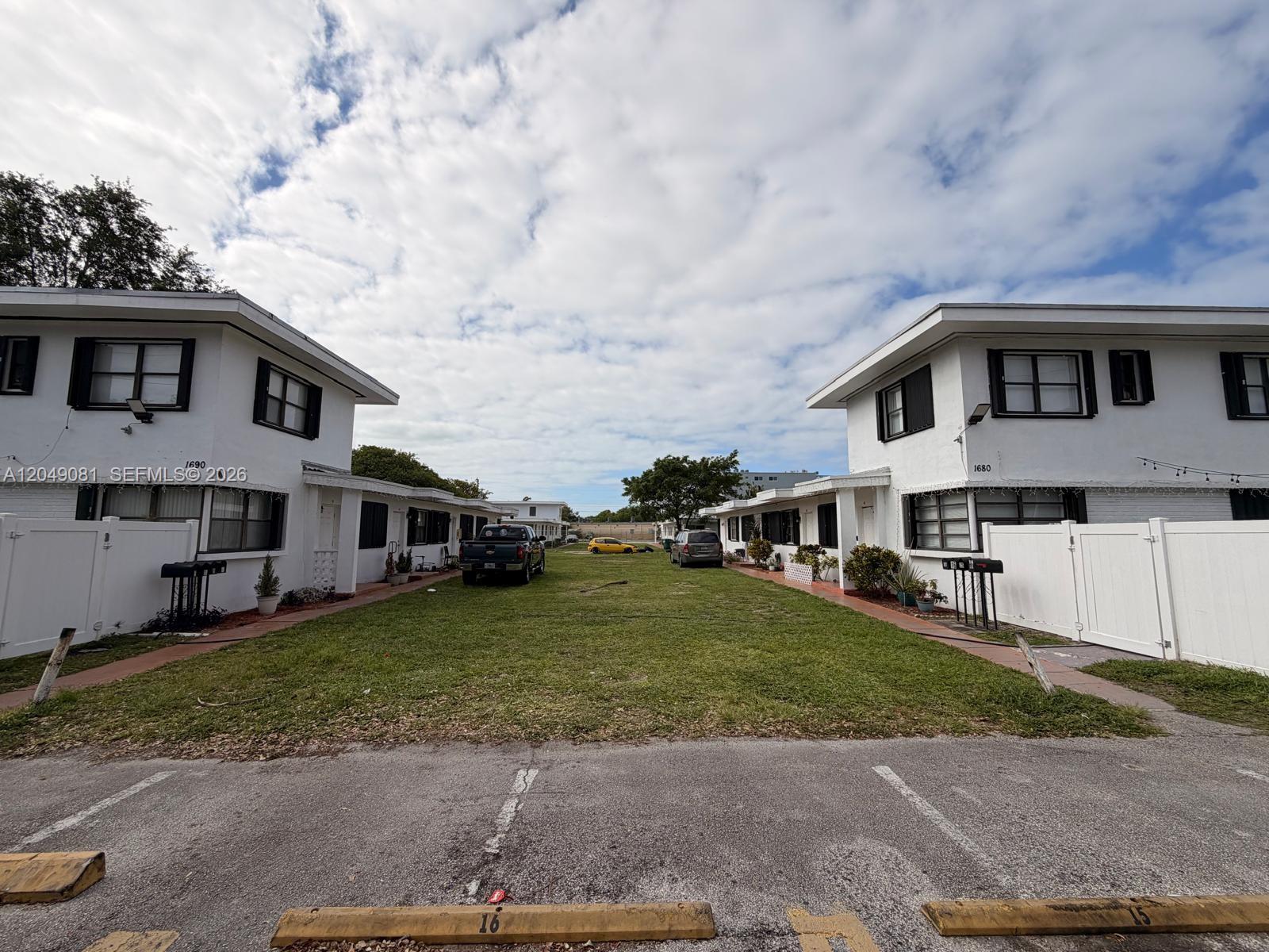 ARCH CREEKS ESTATES - Residential Lease