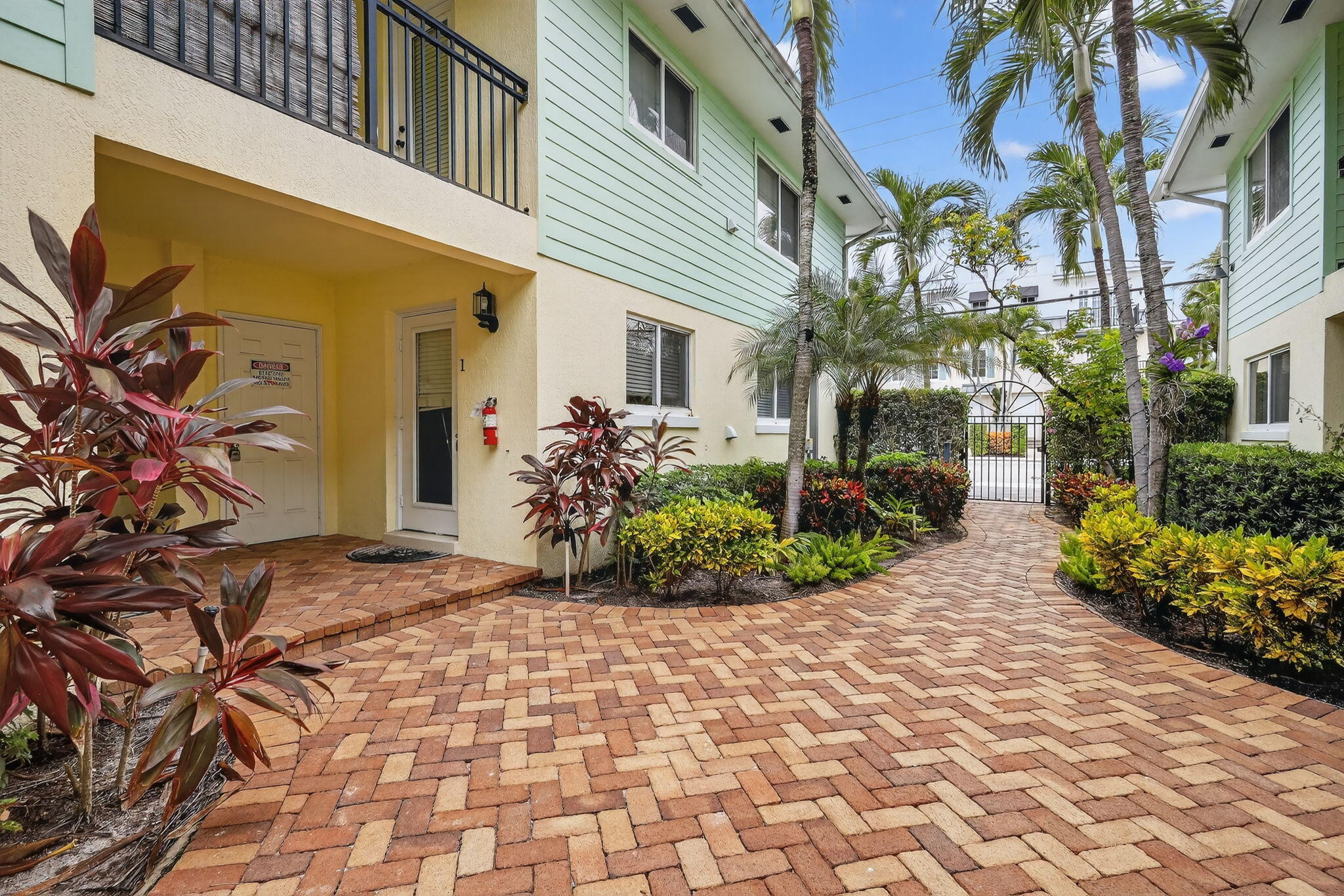 PALM SQUARE - Residential Lease