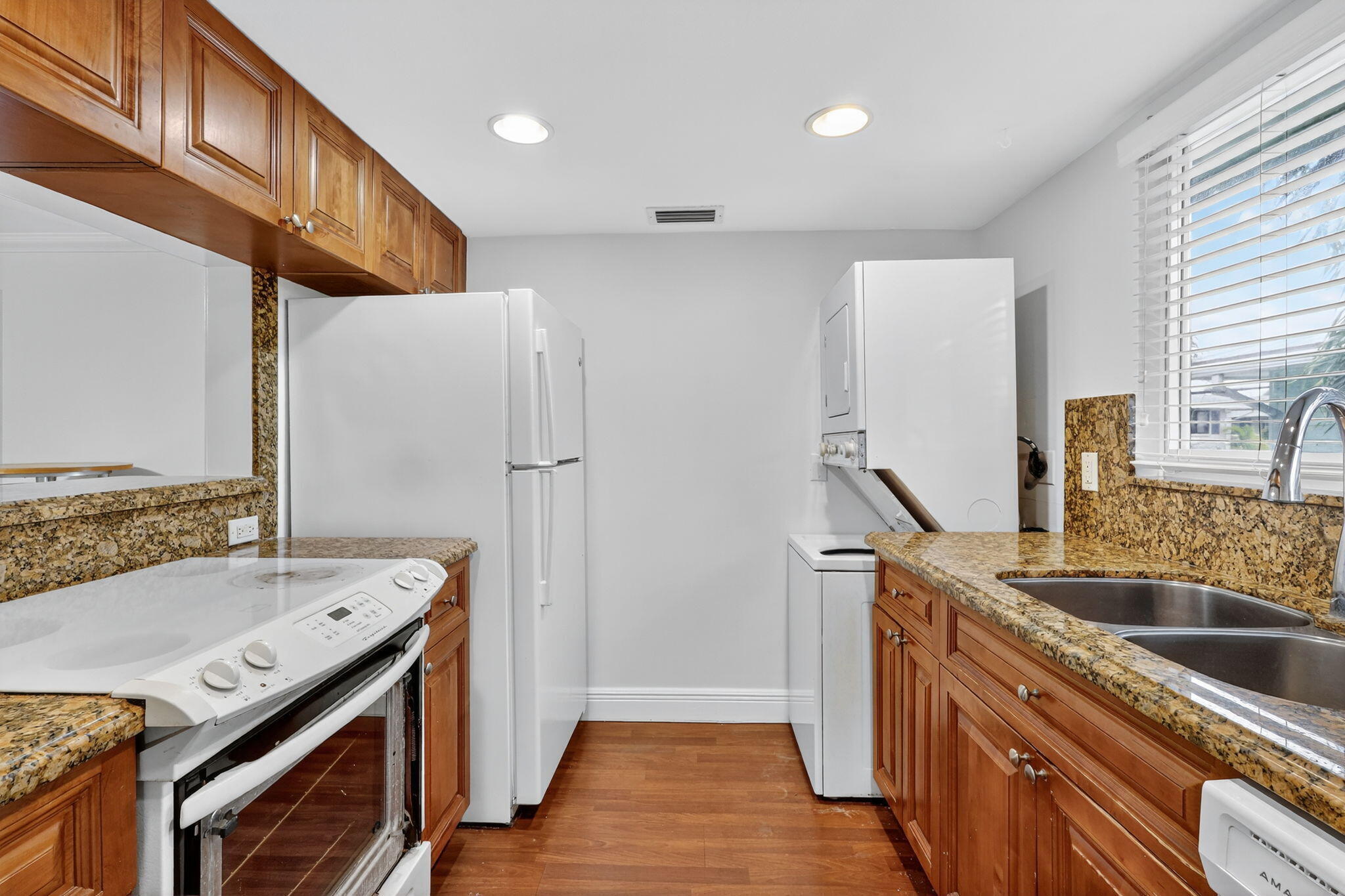 PALM SQUARE - Residential Lease