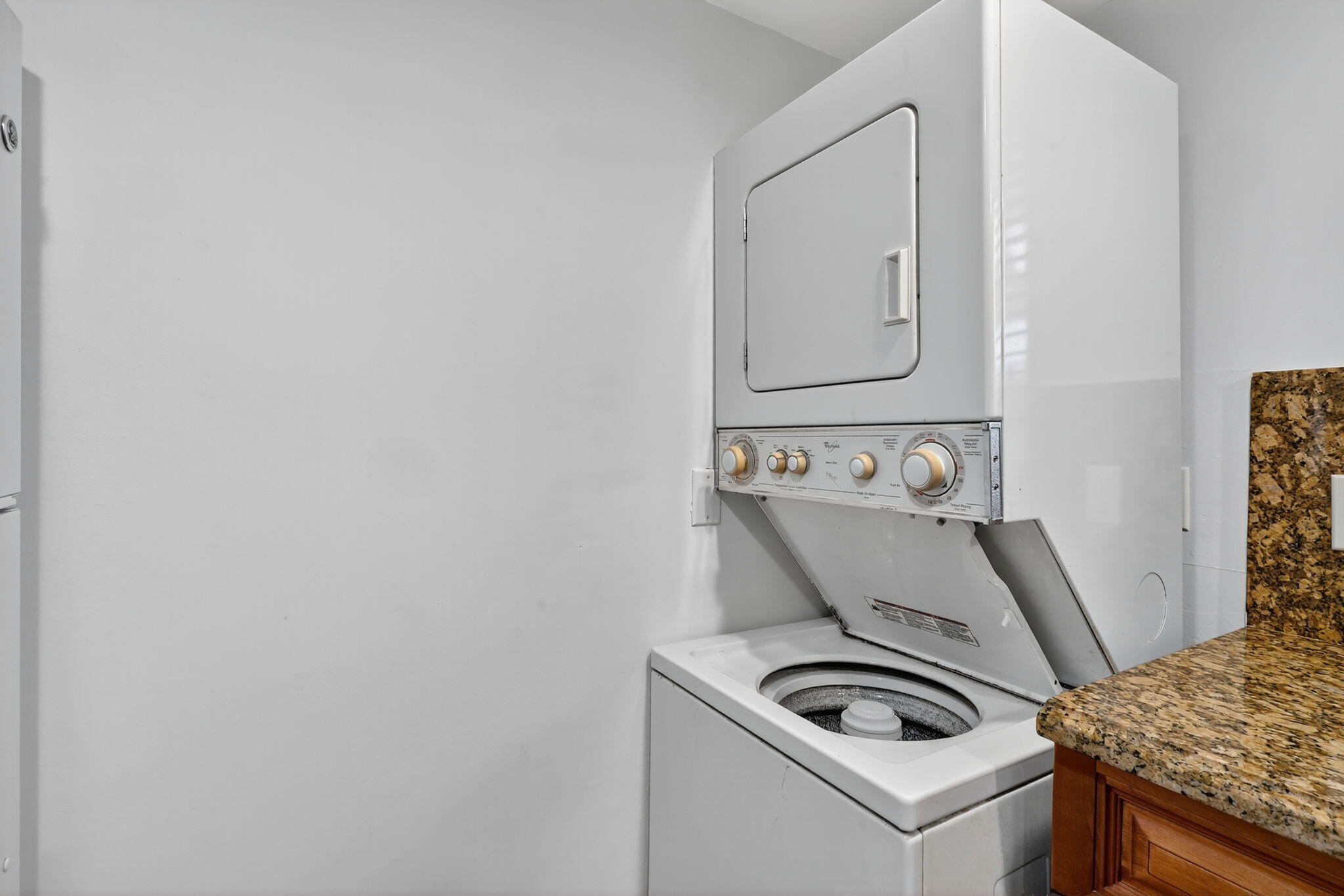 PALM SQUARE - Residential Lease