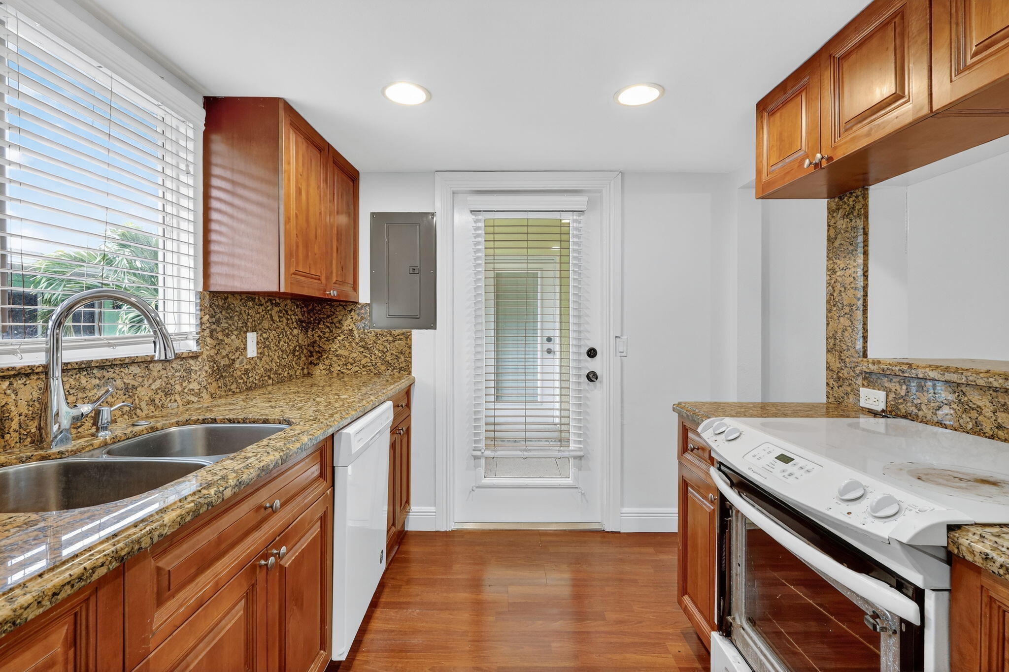 PALM SQUARE - Residential Lease