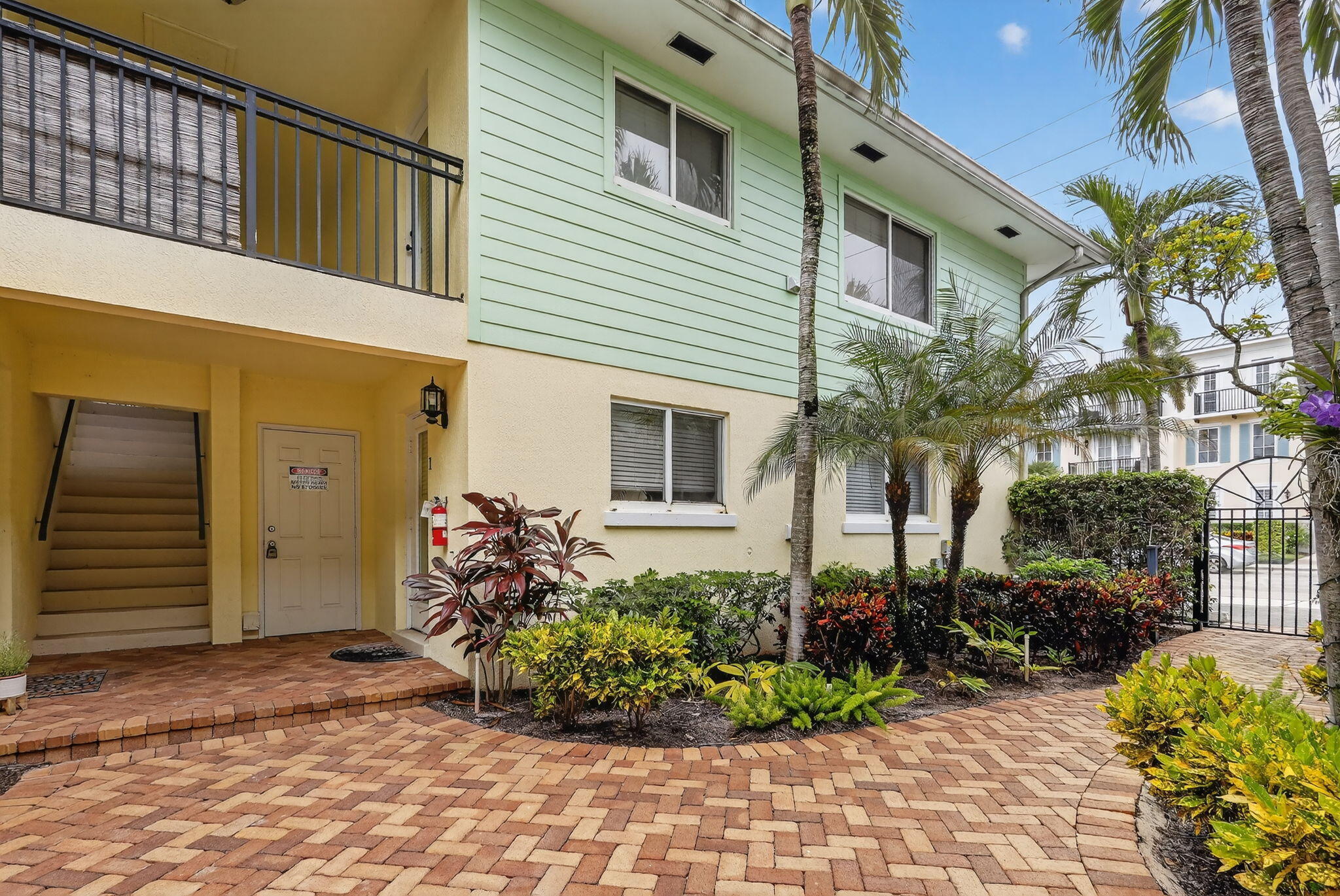 PALM SQUARE - Residential Lease