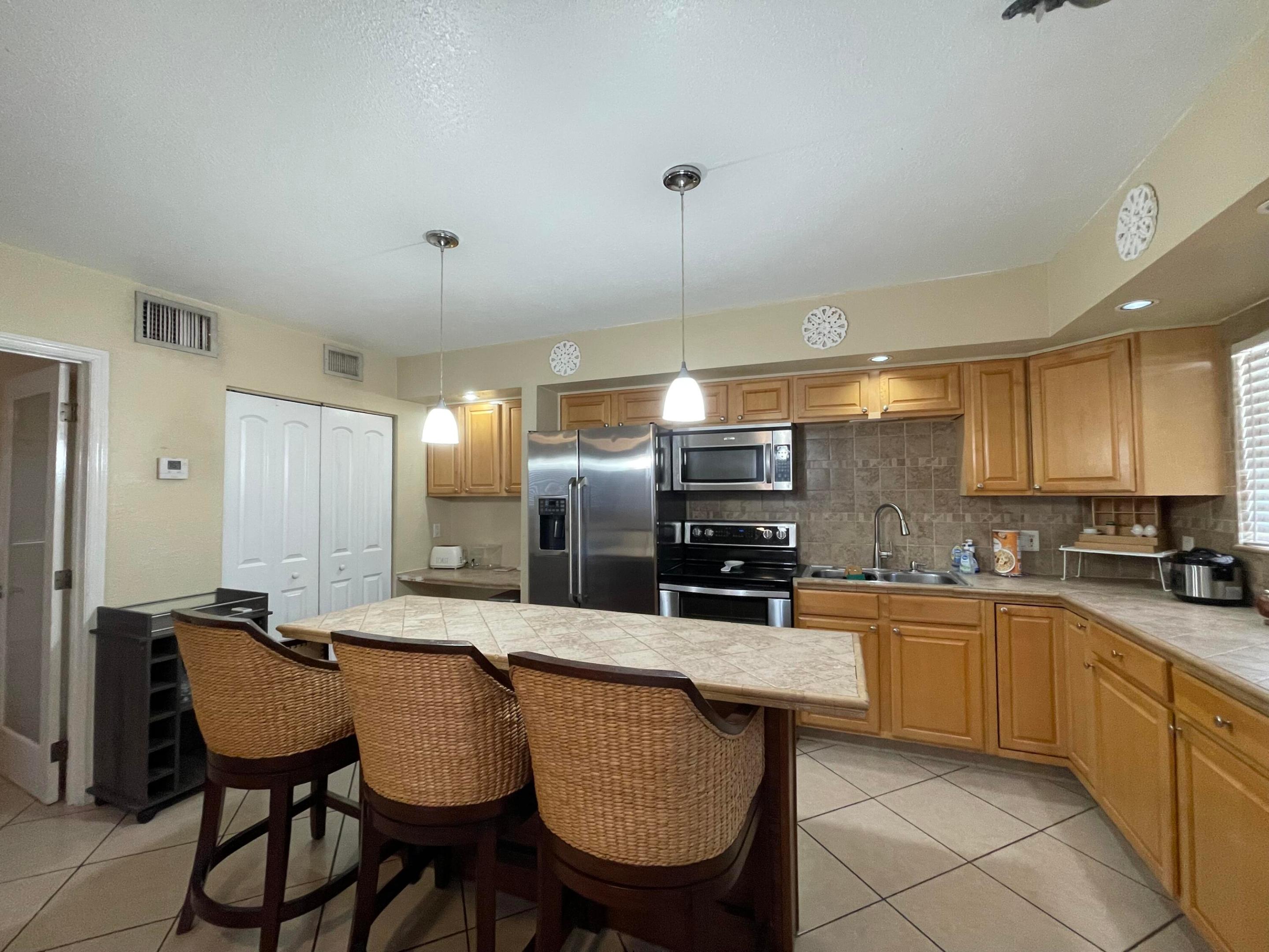 Washer and Dryer in unit.  Apartment located in downtown Boynton Beach just 1.2 miles to the Public Beach!  Close proximity to Marina, popular restaurants, shopping, banks, library and more!  Quick approval process.  Unit can be unfurnished if necessary.