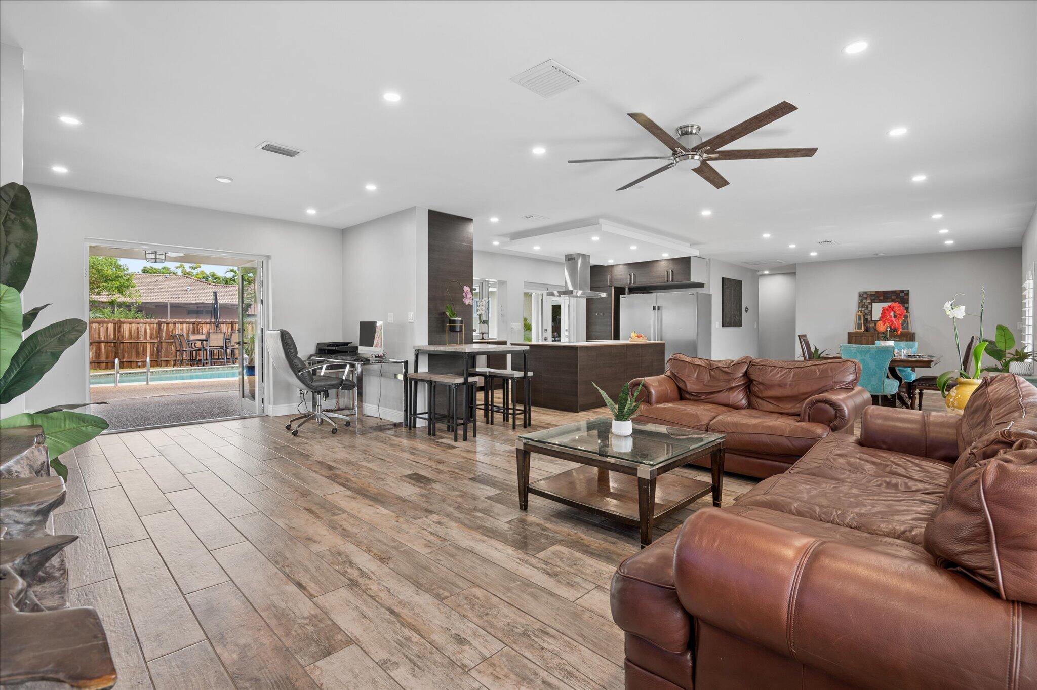 HOLLYWOOD HILLS - Residential