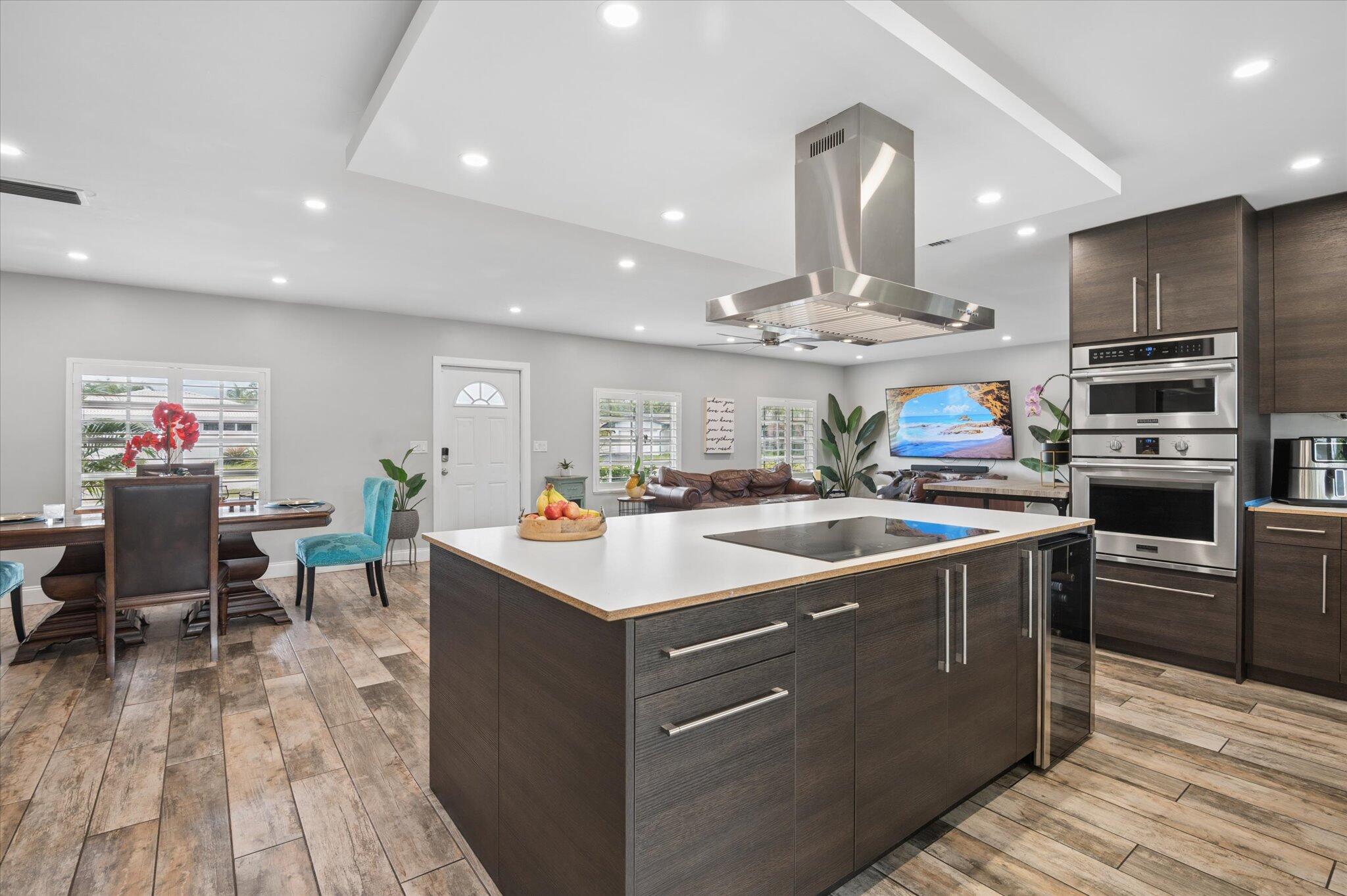 HOLLYWOOD HILLS - Residential