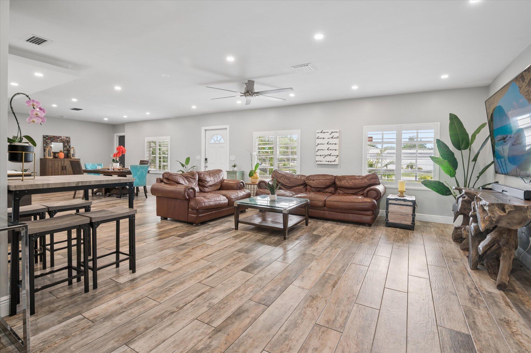 HOLLYWOOD HILLS - Residential