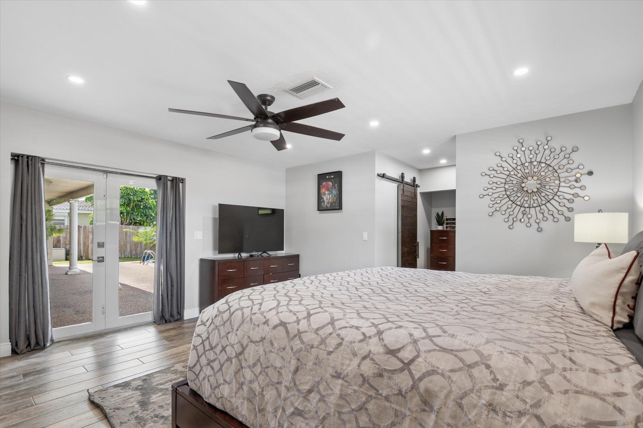 HOLLYWOOD HILLS - Residential