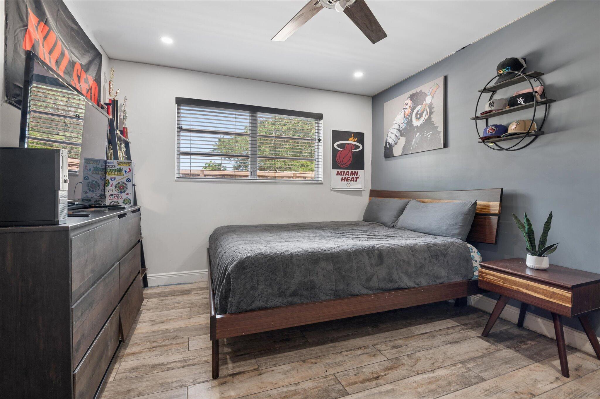 HOLLYWOOD HILLS - Residential