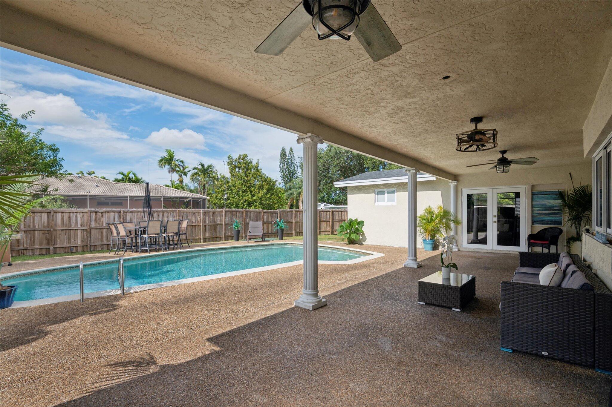 HOLLYWOOD HILLS - Residential