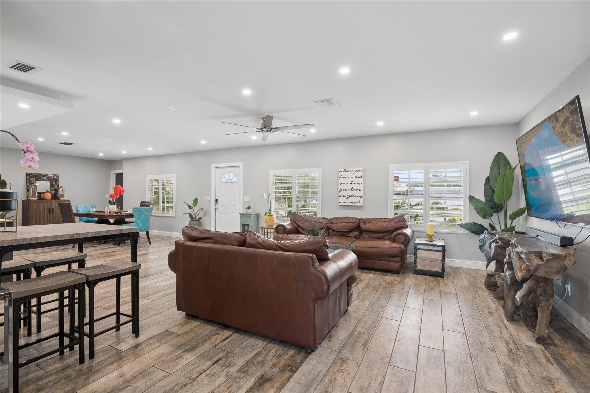 HOLLYWOOD HILLS - Residential
