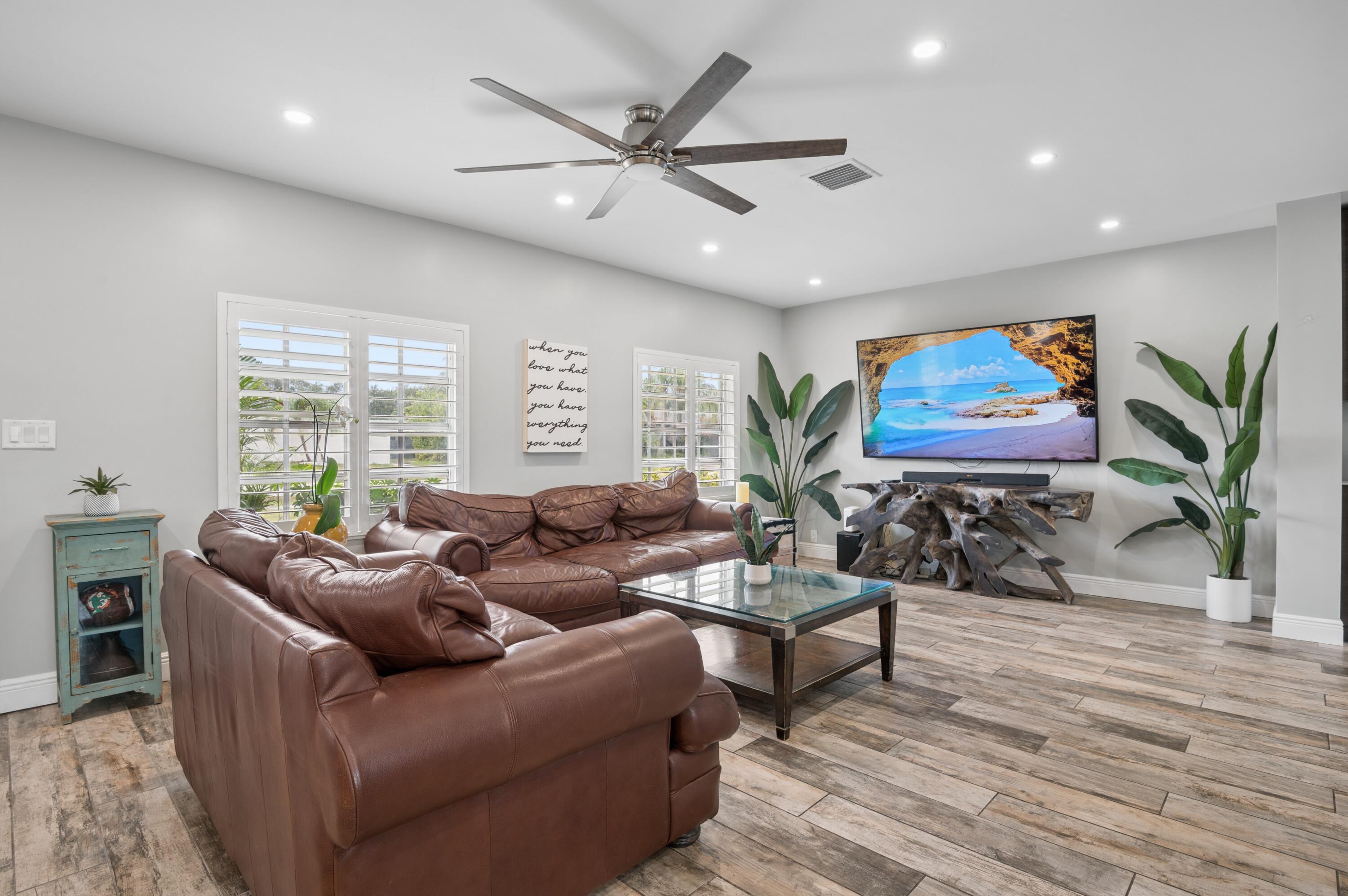 HOLLYWOOD HILLS - Residential