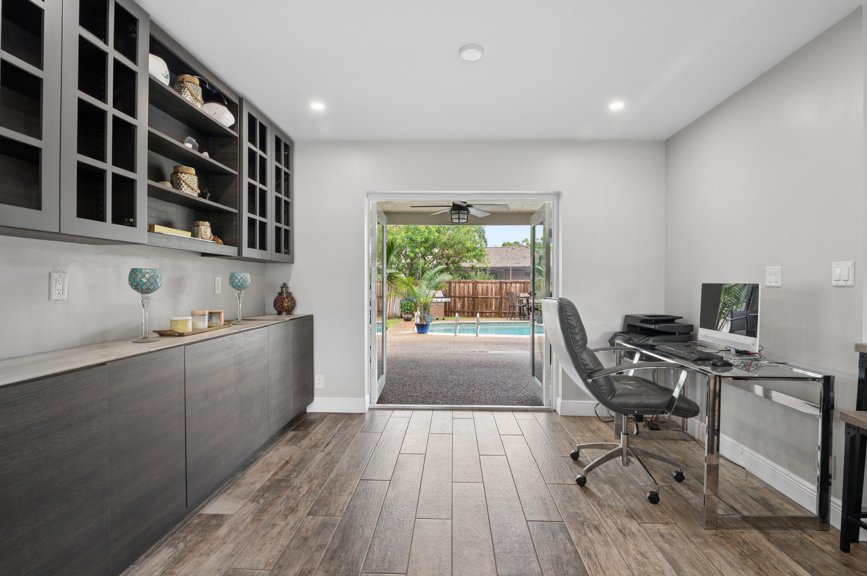 HOLLYWOOD HILLS - Residential