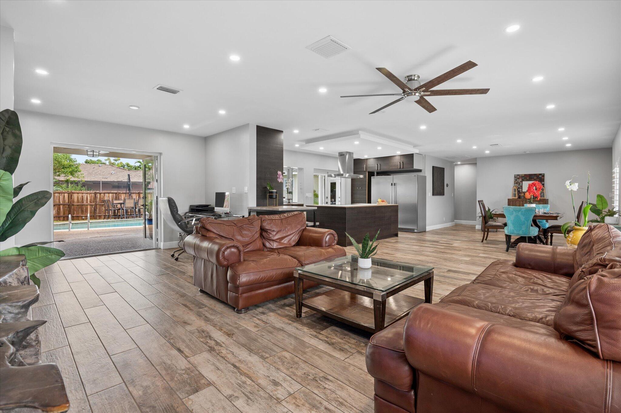 HOLLYWOOD HILLS - Residential